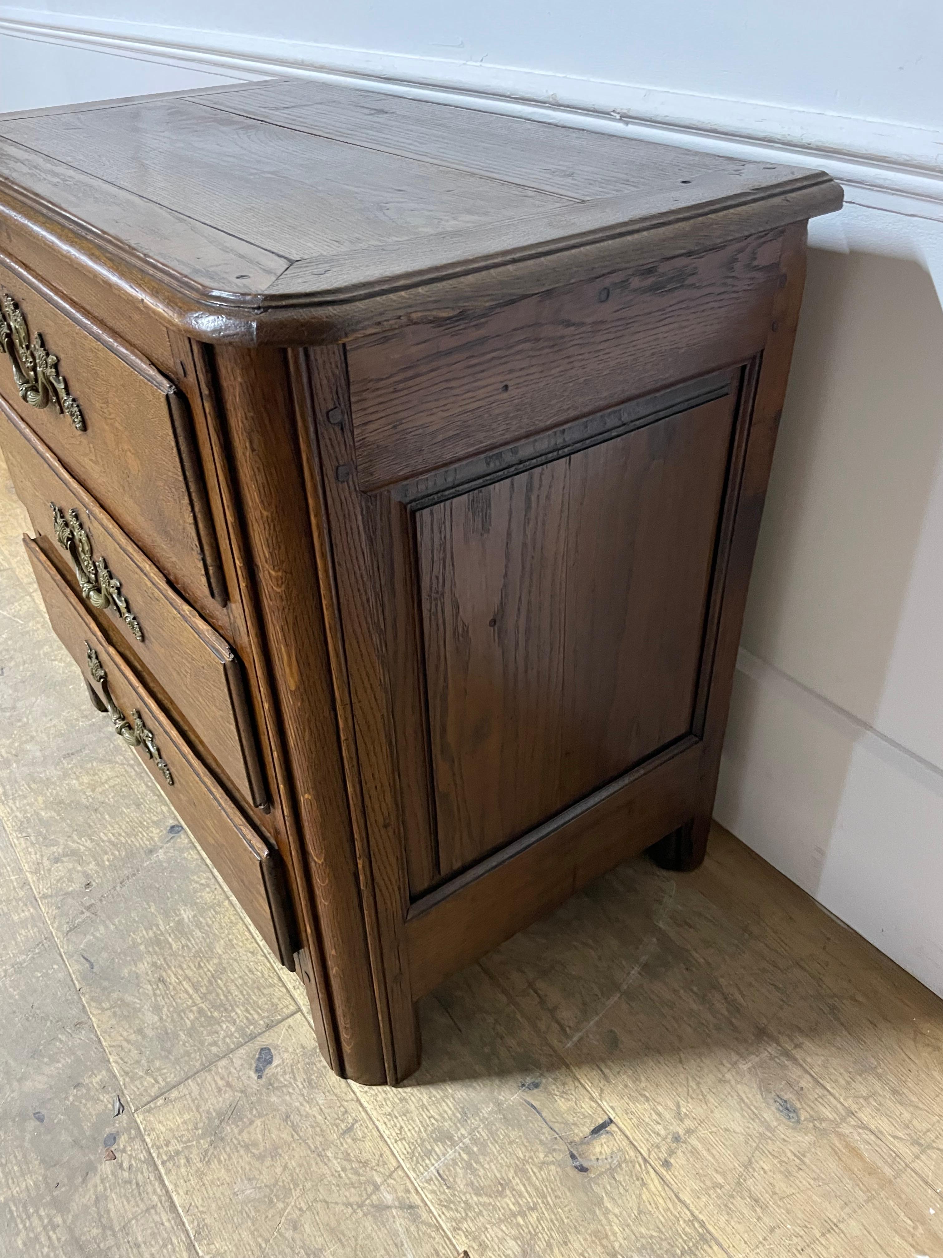 Quercia Piccola cassettiera / commode in rovere del XVIII secolo in vendita