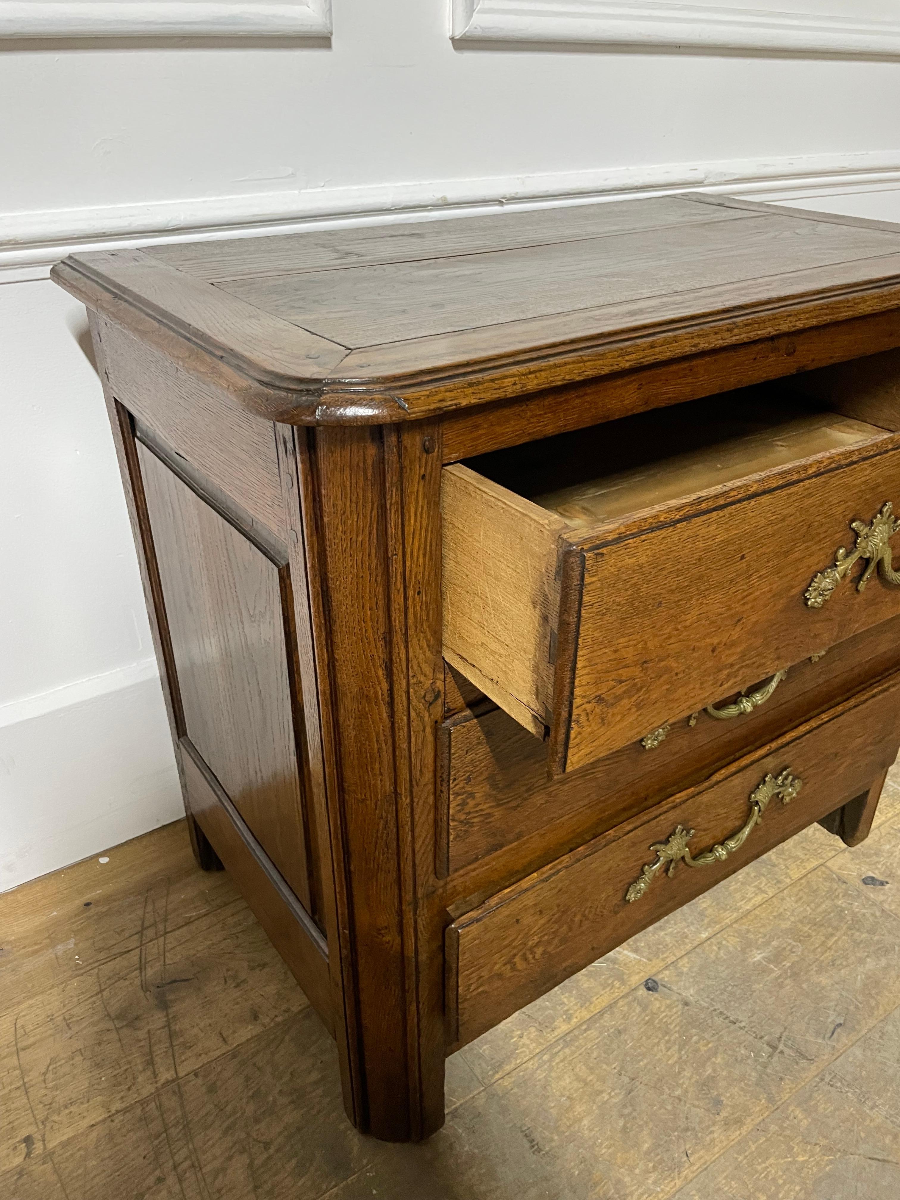 Piccola cassettiera / commode in rovere del XVIII secolo in vendita 2