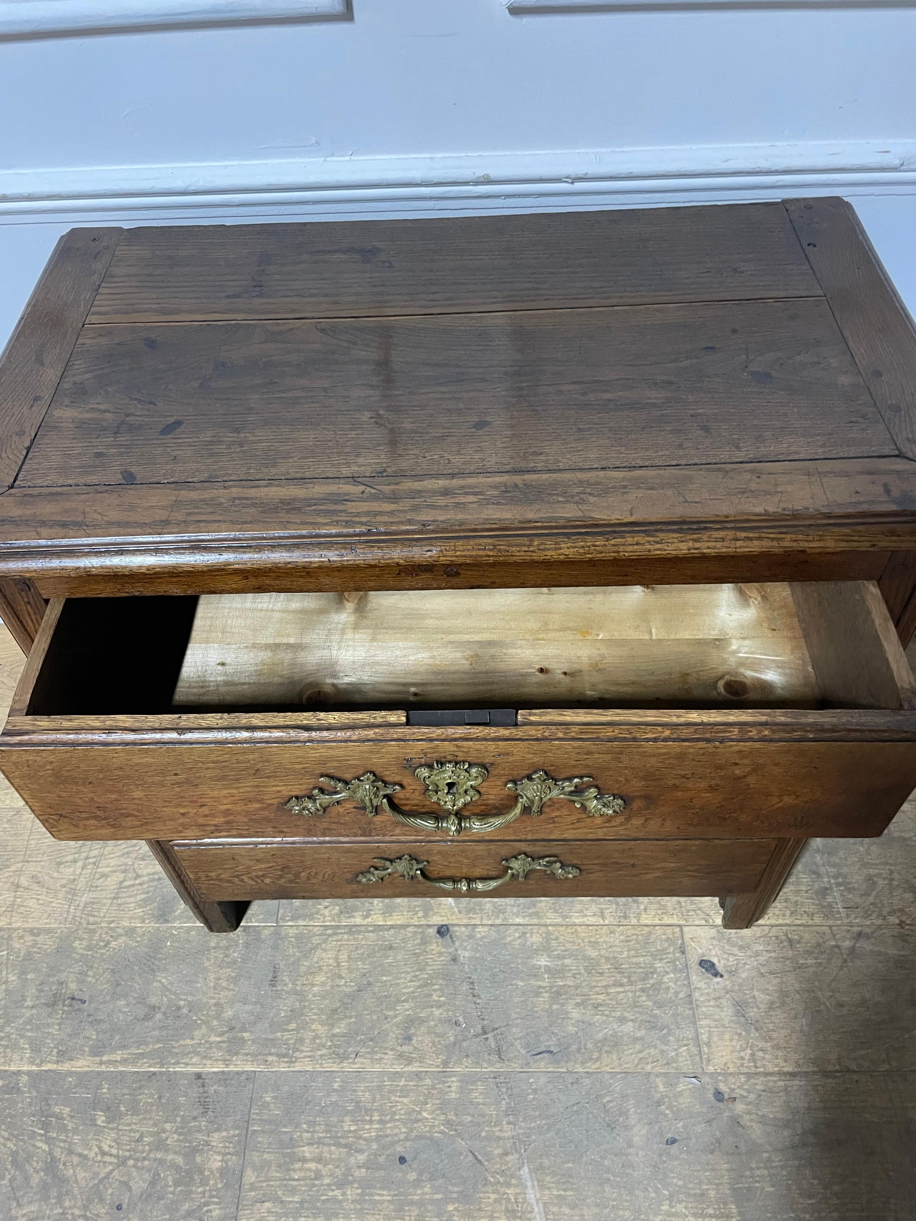 Piccola cassettiera / commode in rovere del XVIII secolo in vendita 3