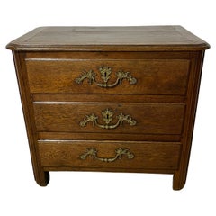 Small 18th century oak chest of drawers / commode