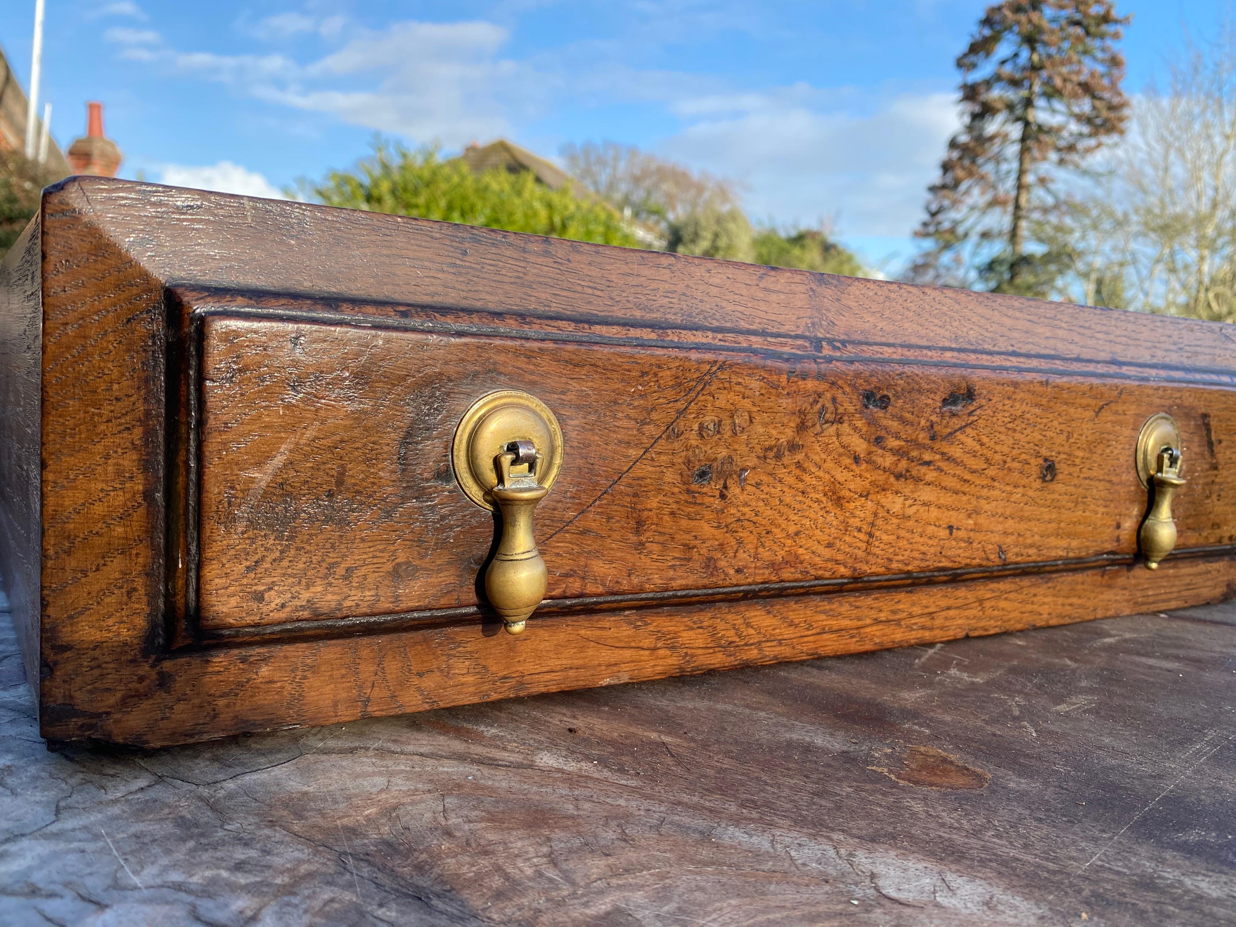 Petite commode galloise en chêne du 18e siècle avec étagère Bon état - En vente à Lymington, GB