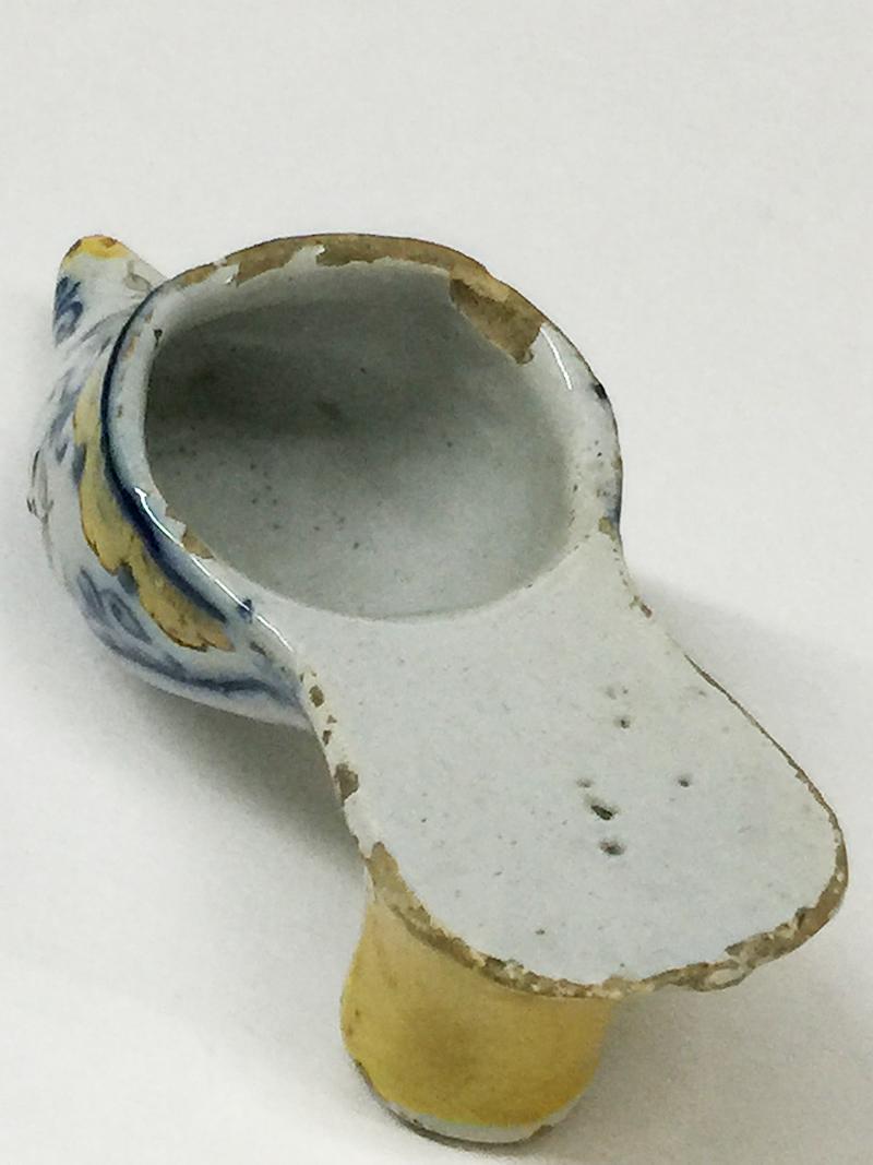 18th Century Polychrome Earthenware Shoe Slippery, Makkum, the Netherlands In Good Condition For Sale In Delft, NL