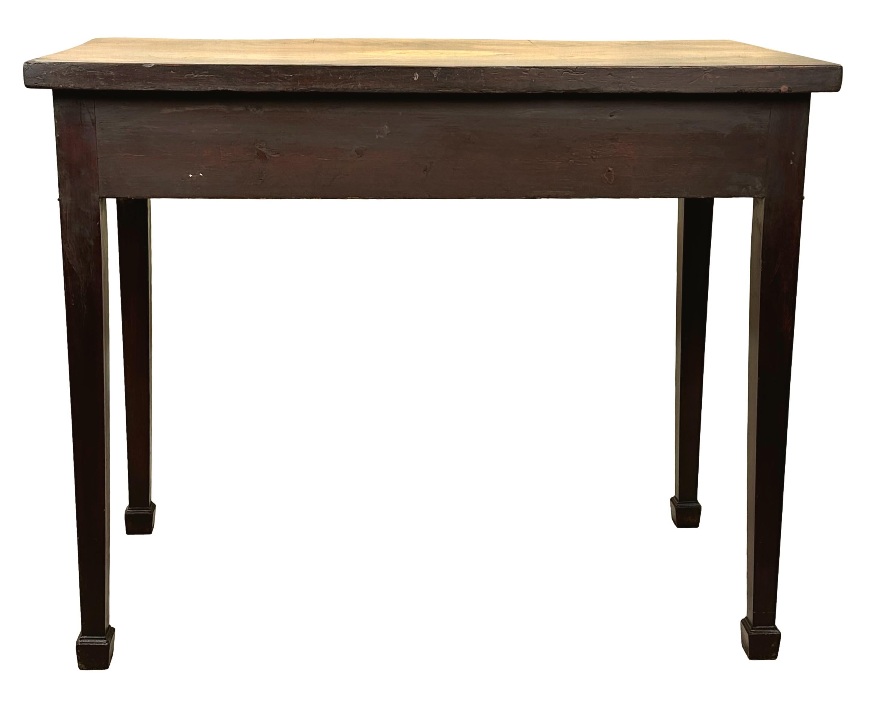 Petite table de service en serpentine du 18e siècle en vente 5