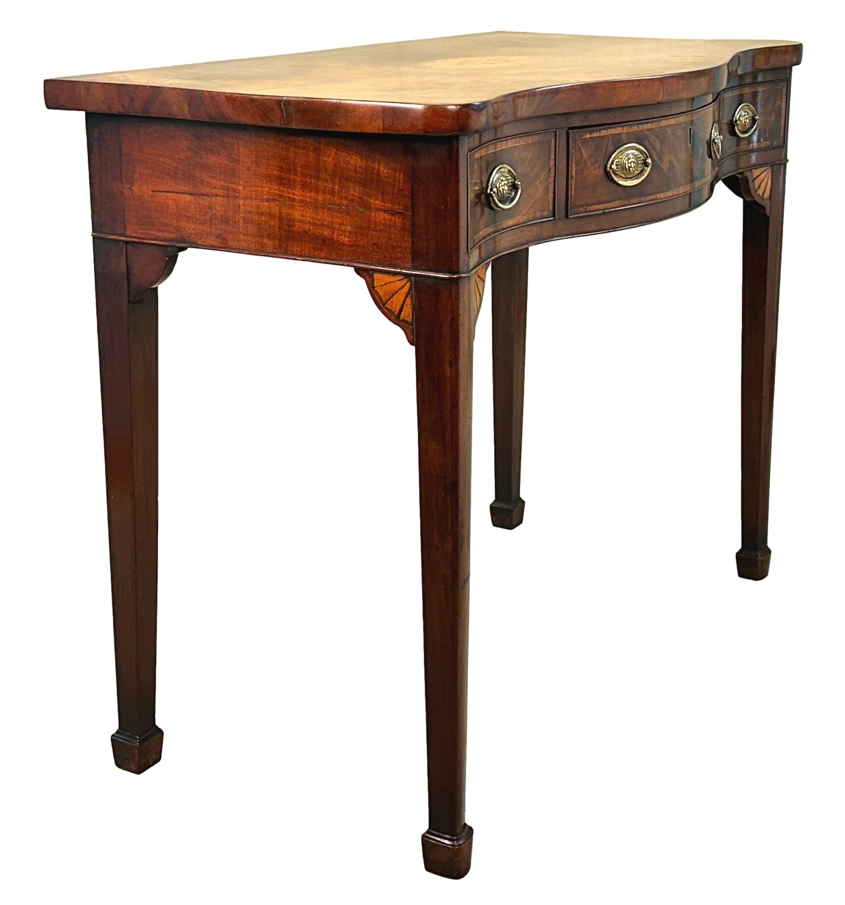 Superbe table de service en acajou géorgien du XVIIIe siècle, de proportions réduites et de forme serpentine attrayante, conservant une couleur et une patine riches et intactes exceptionnelles, avec un plateau superbement figuré et segmenté de façon