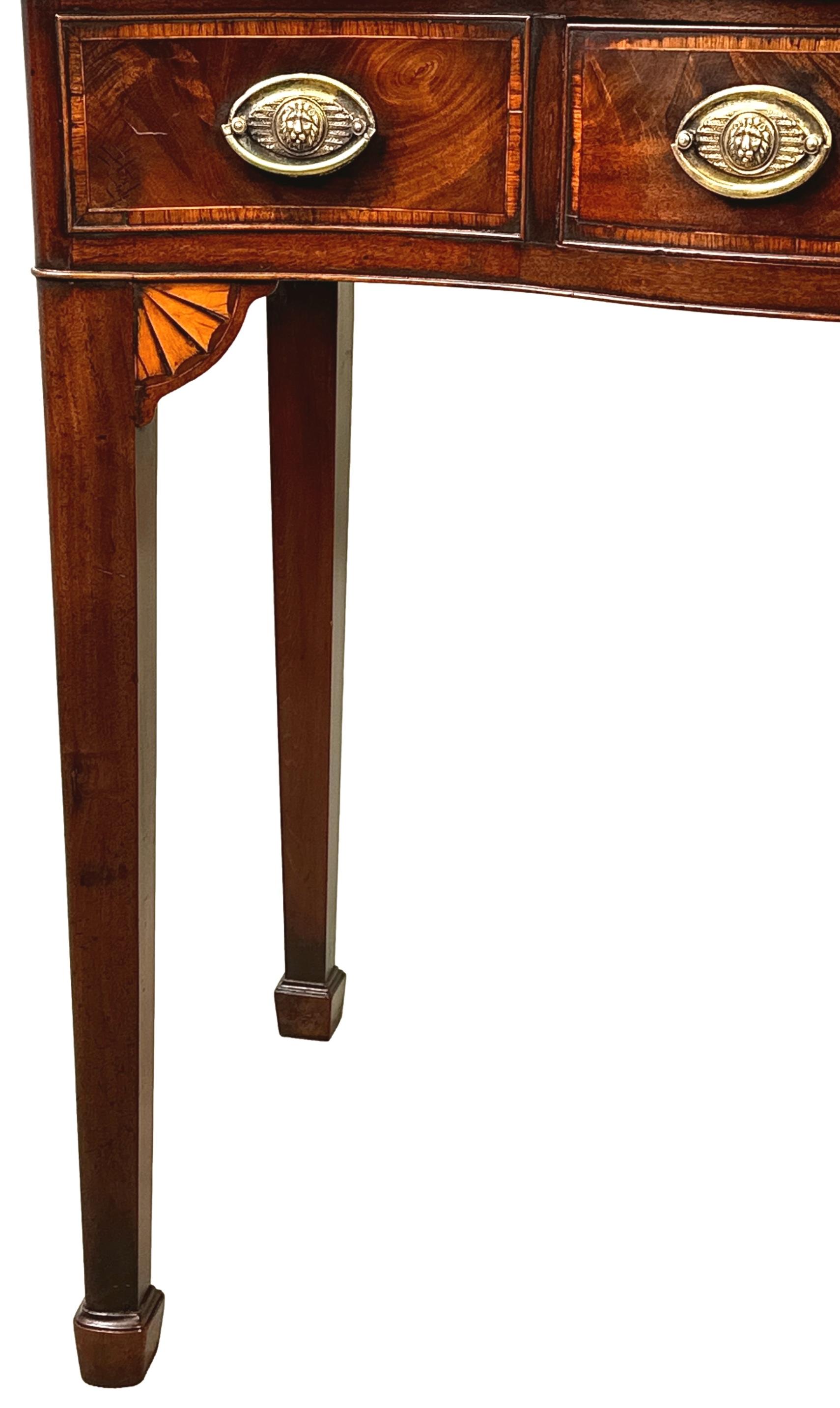Anglais Petite table de service en serpentine du 18e siècle en vente