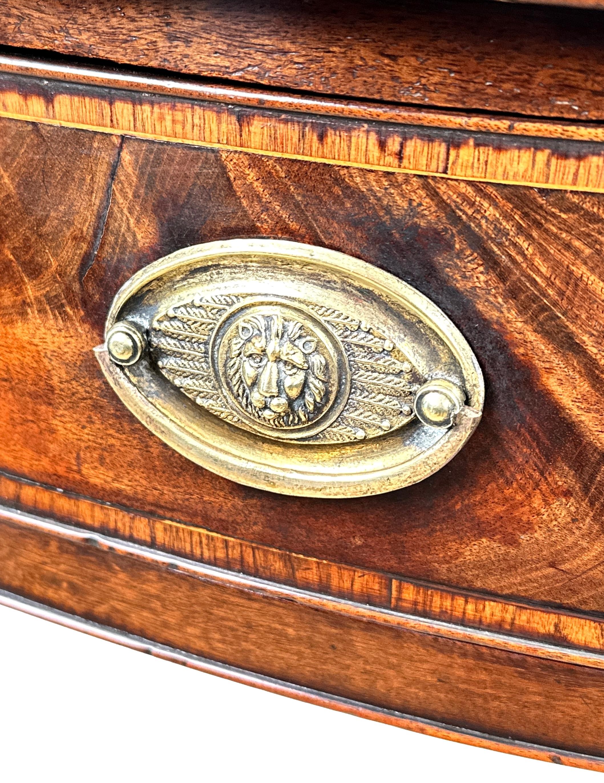 XVIIIe siècle Petite table de service en serpentine du 18e siècle en vente