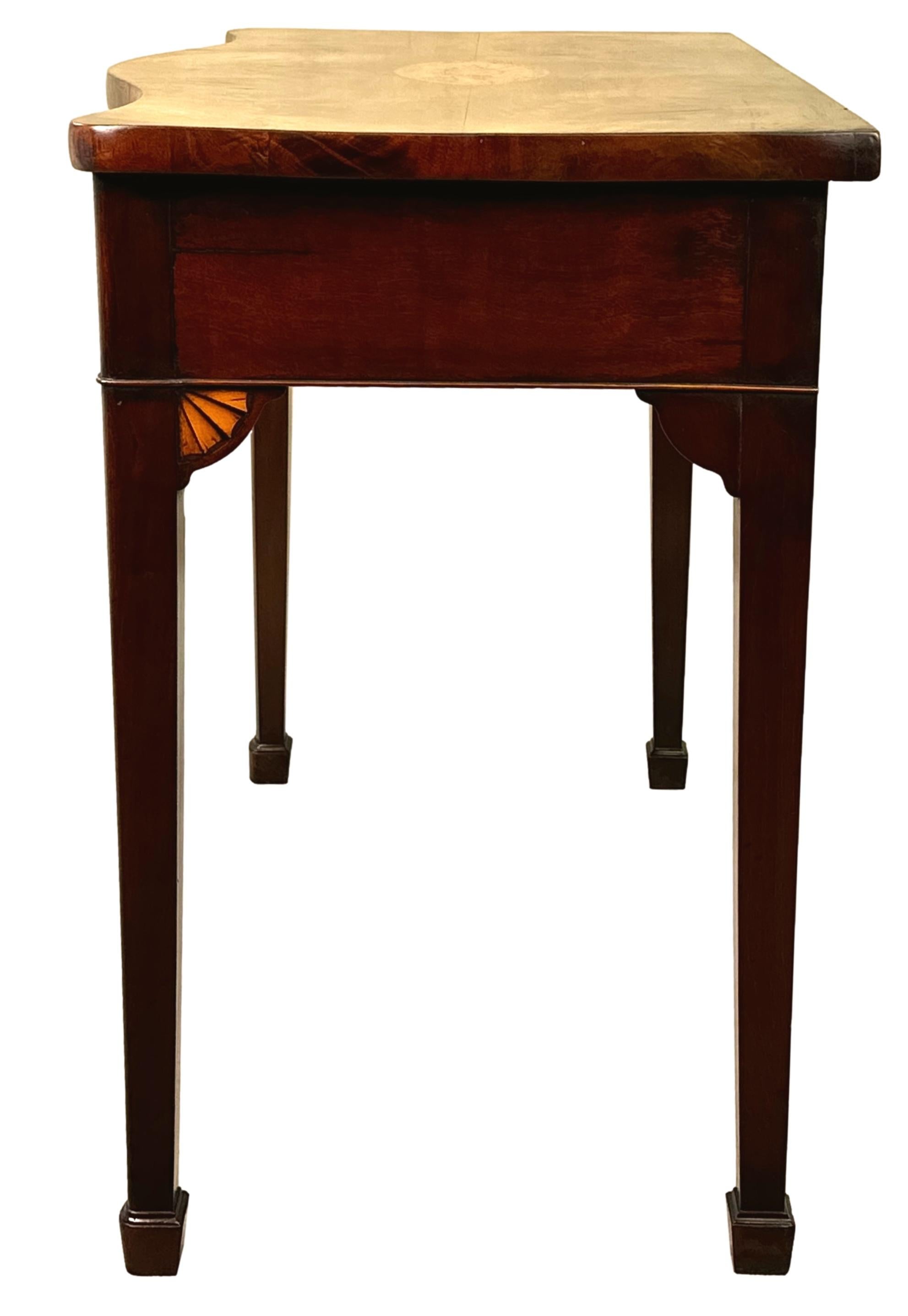 Acajou Petite table de service en serpentine du 18e siècle en vente