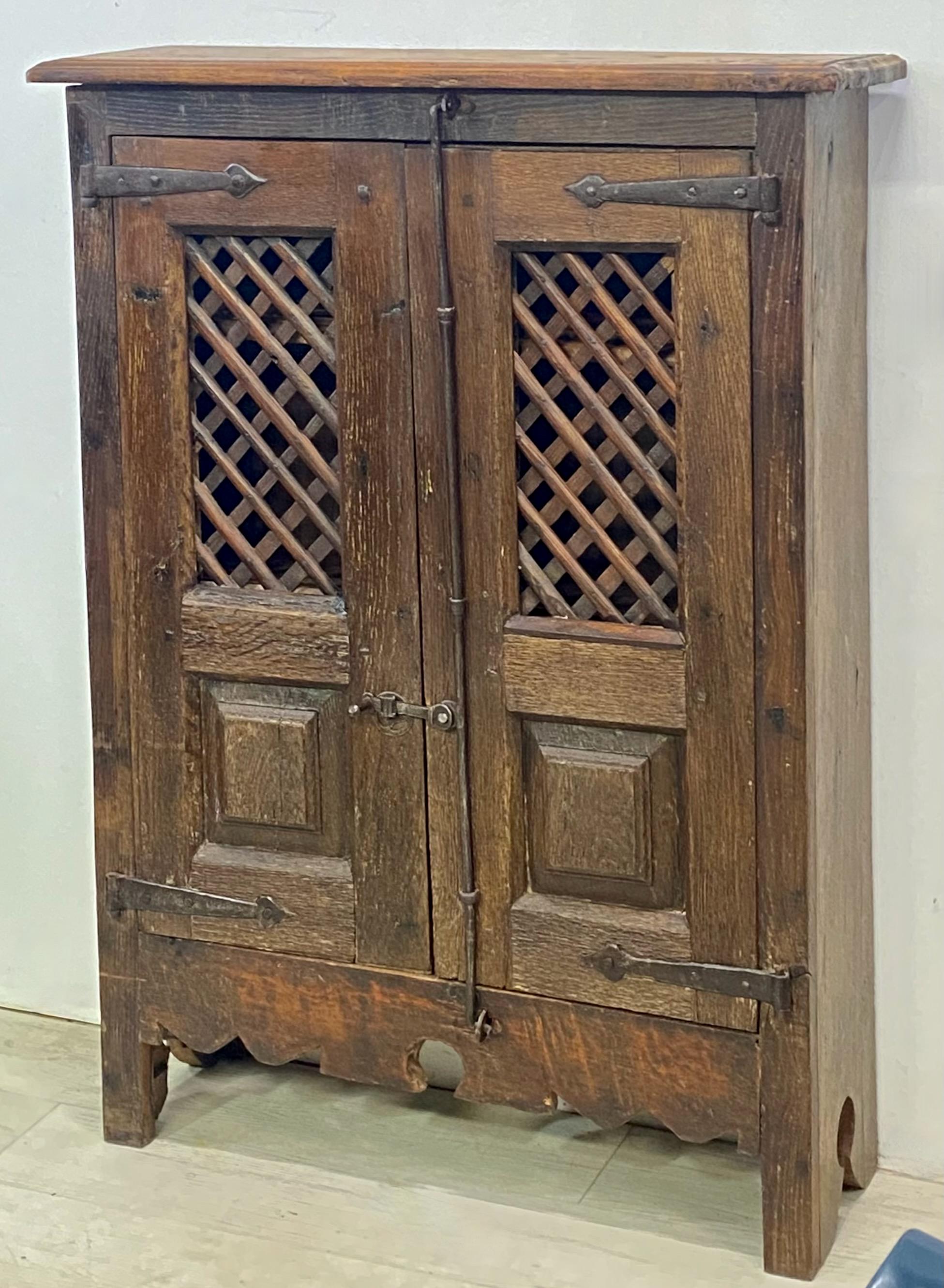 Small 18th Century Spanish or Spanish Colonial Oak Cabinet In Good Condition In San Francisco, CA