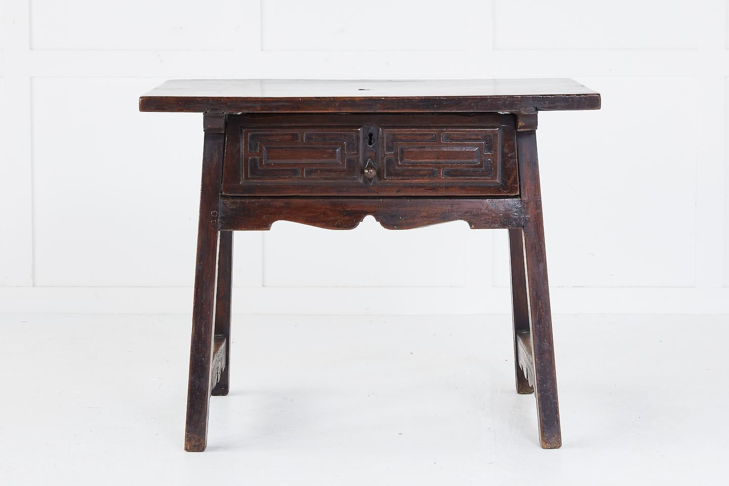 Small 18th Century Spanish Walnut Side Table In Good Condition In Gloucestershire, GB