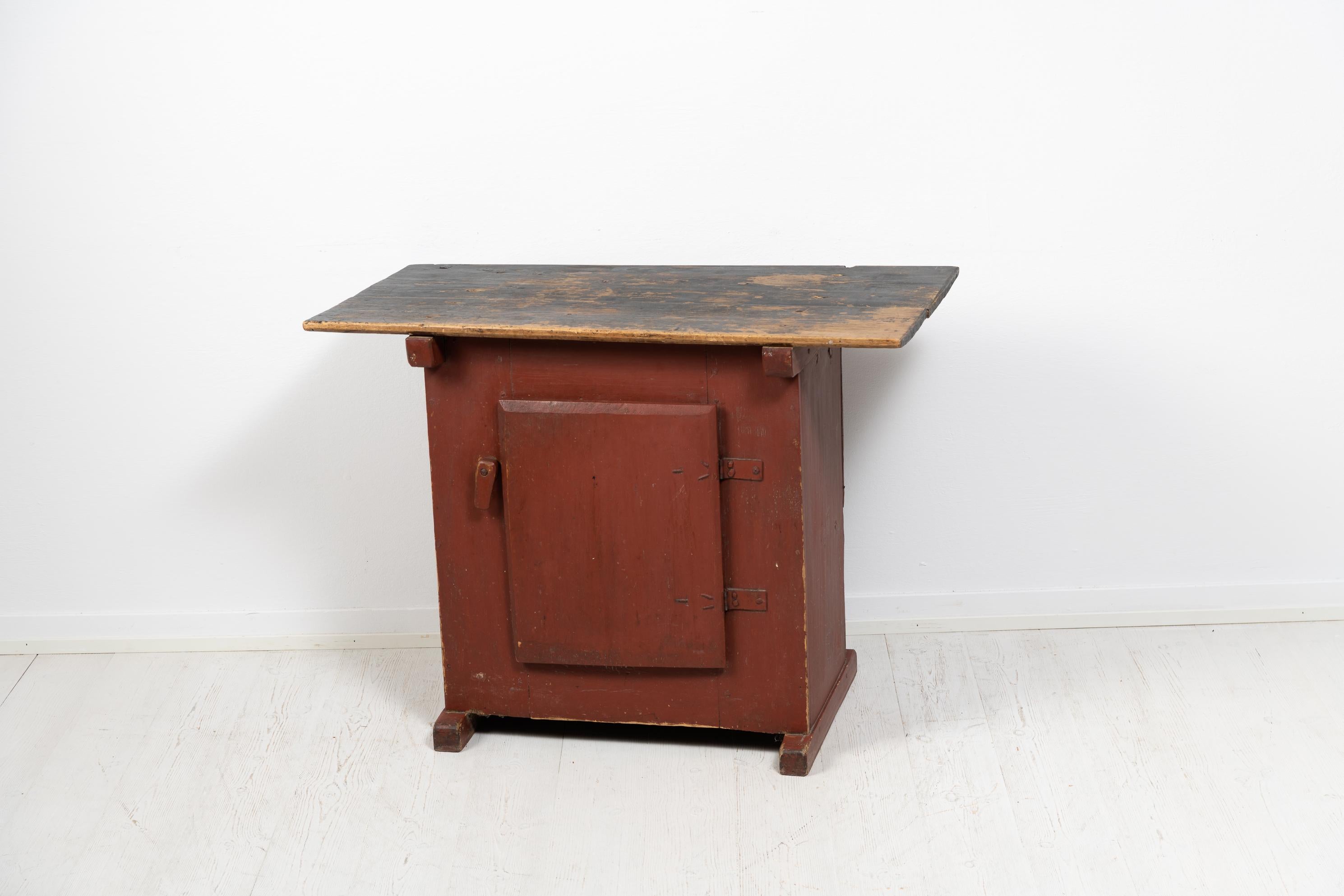 Small 18th Century Swedish Cabinet or Side Table For Sale 4