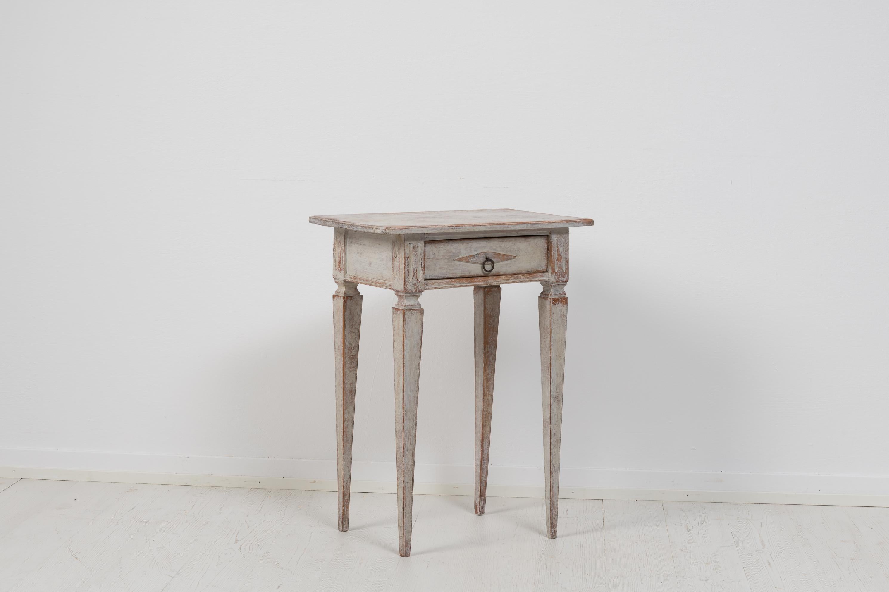 Small Antique Swedish Neoclassic Gustavian Pine Side Table In Good Condition In Kramfors, SE