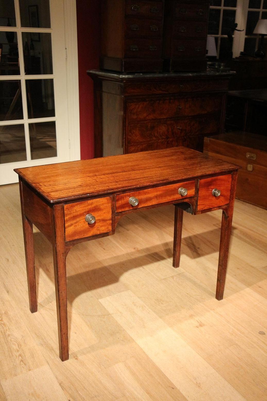 Small 18th Century Writing Table In Good Condition In Eindhoven, NL