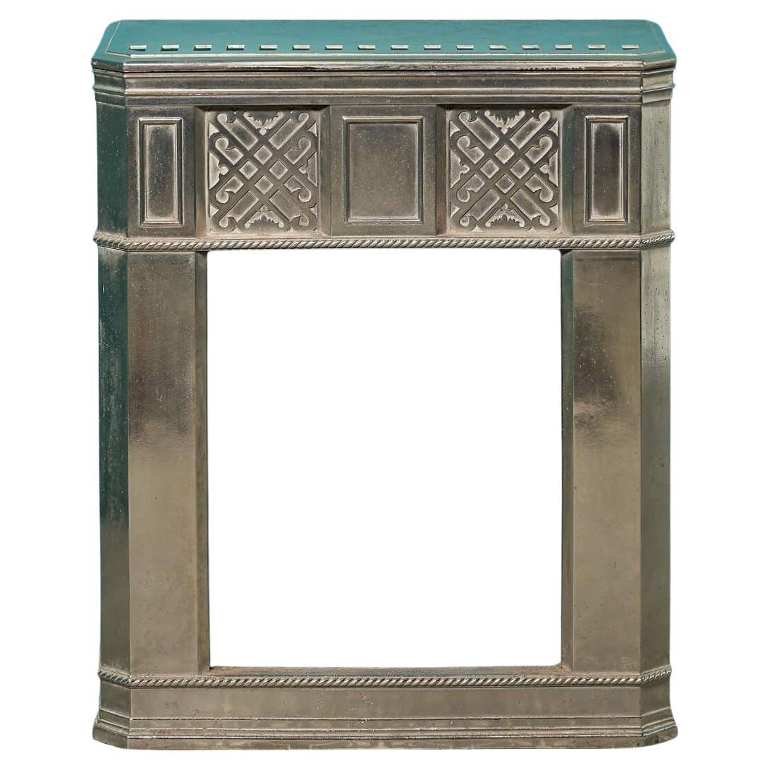 Piccolo camino in ghisa Art Deco del 1920 in vendita