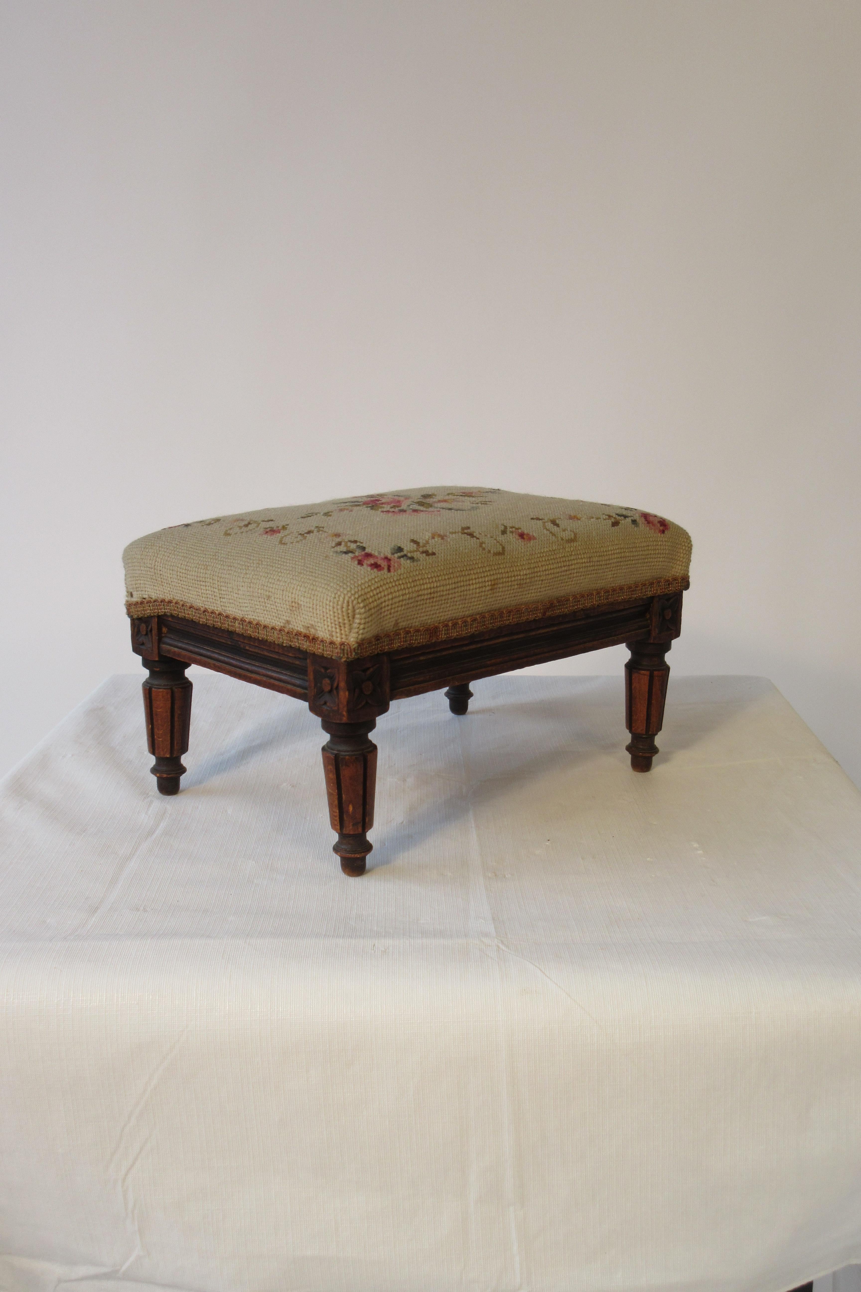 Small 1920s French Footstool im Zustand „Gut“ in Tarrytown, NY