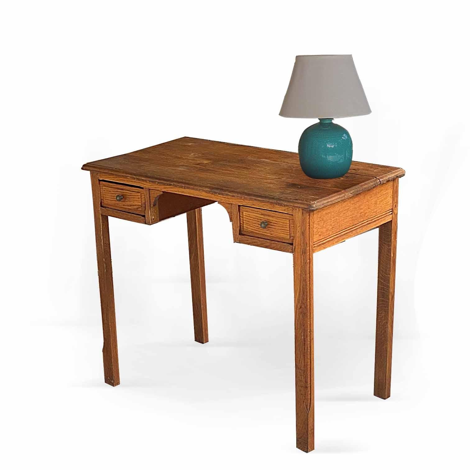 This small desk in wood, probably oak, is coming from France. It has been made in the 1940s.
The shape is Minimalist, as the creation of some well known decorators from this period in France.