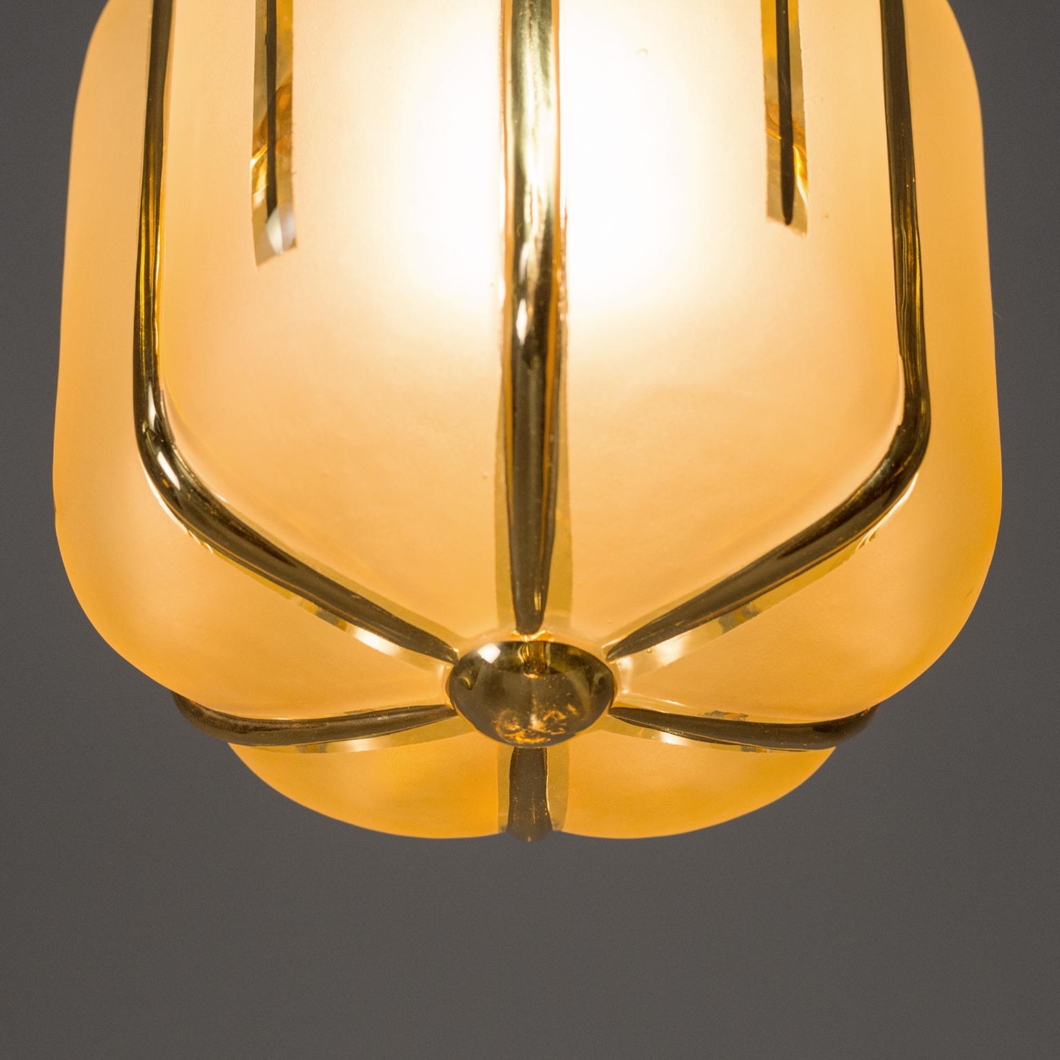 Small 1940s French Pendant, Amber Glass and Gold Paint im Zustand „Gut“ in Vienna, AT