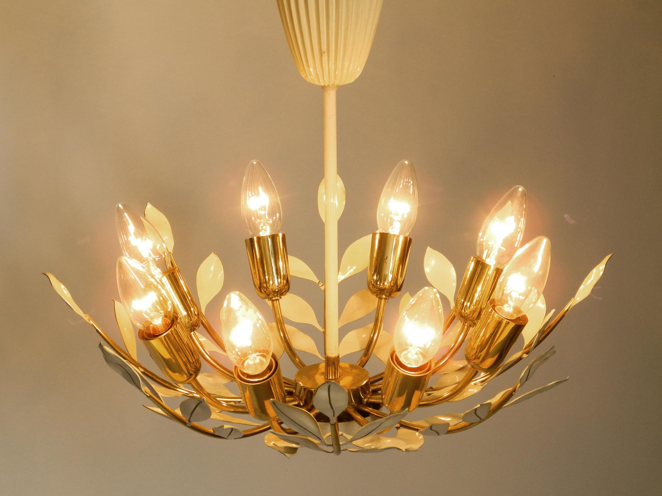 Small 1950s brass Sputnik ceiling lamp with 8 arms by Vereinigte Werkstätten In Good Condition For Sale In München, DE