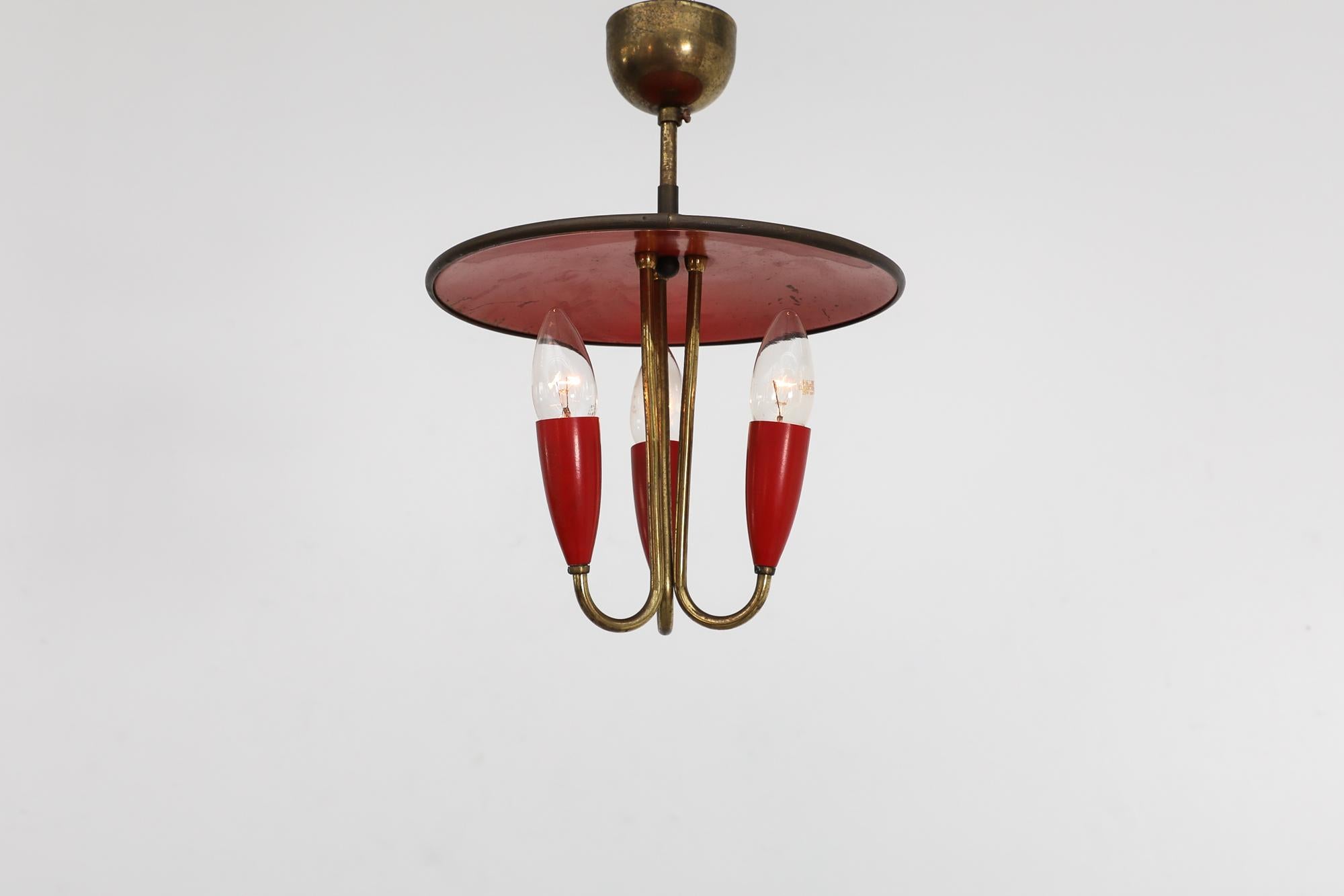 Mid-Century Modern Petit lustre triple en métal émaillé rouge et laiton de style Stilnovo des années 1950 en vente
