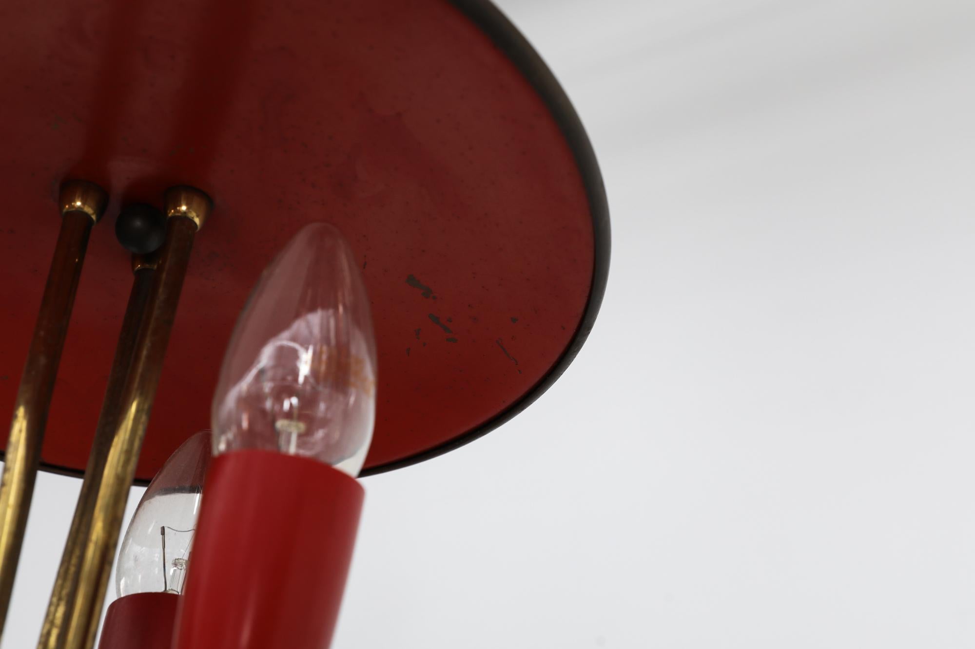 Petit lustre triple en métal émaillé rouge et laiton de style Stilnovo des années 1950 en vente 1