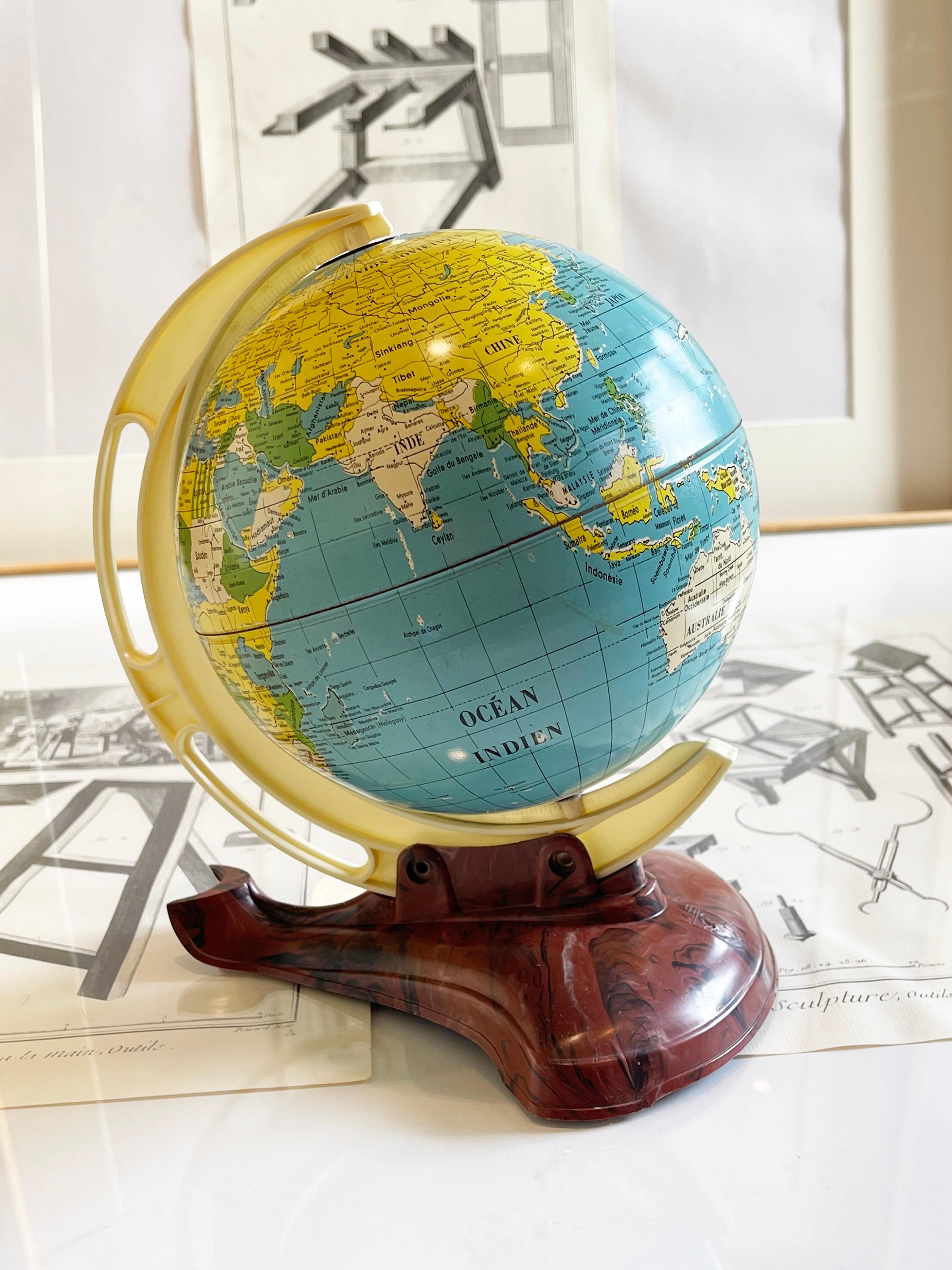 Allemand Petit jouet en fer blanc Globe terrestre Lithographie française, base ondulée, par MS, Allemagne en vente