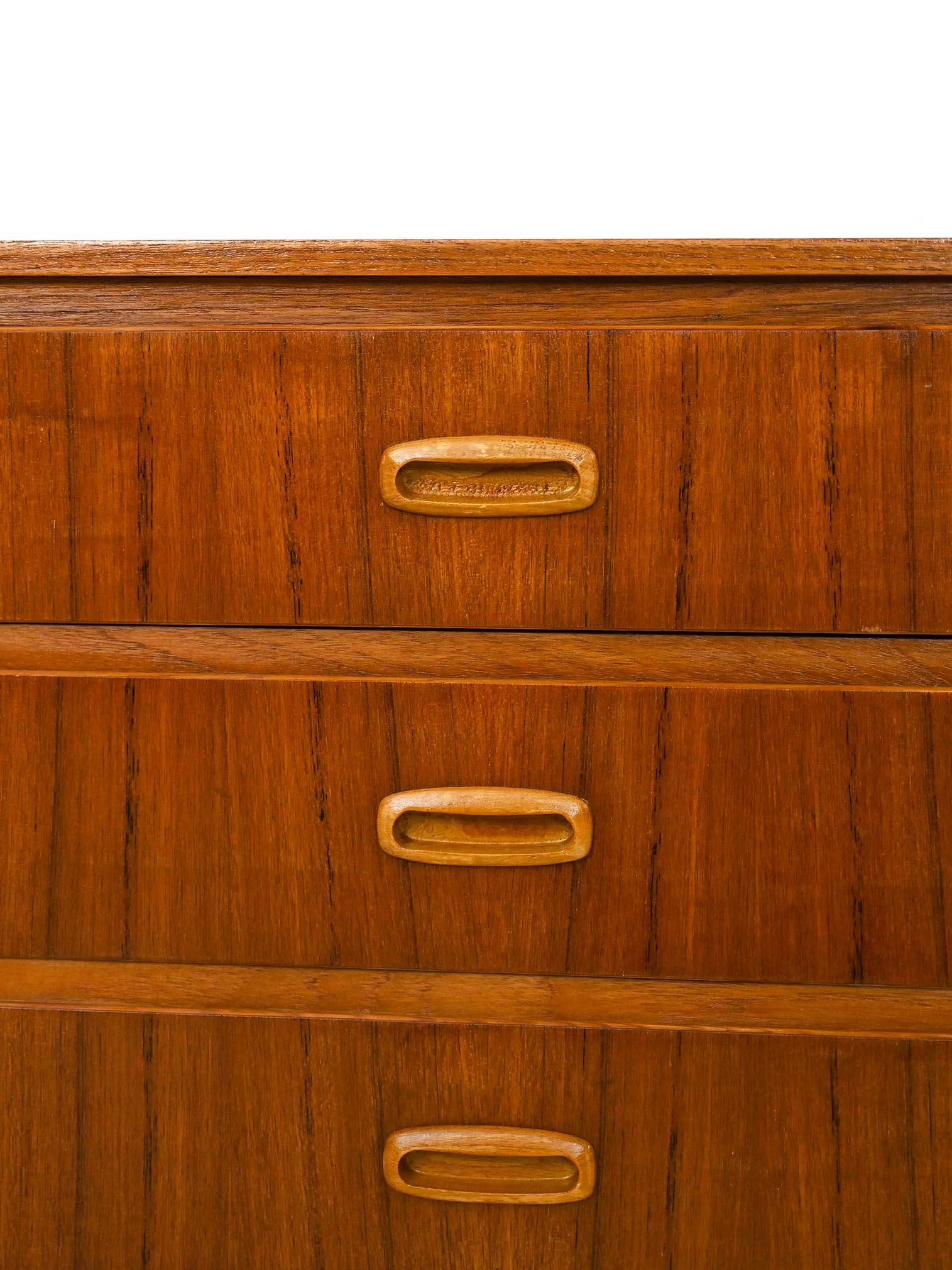 Small 1960s Chest of Drawers In Good Condition For Sale In Brescia, IT