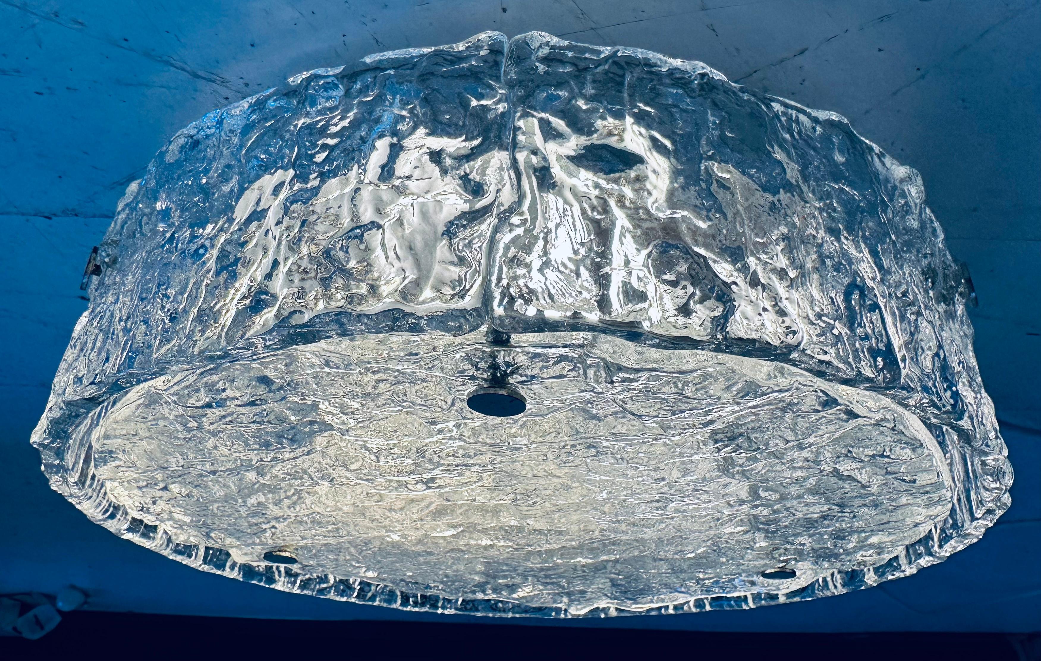 Kleine deutsche Kaiser Leuchten aus den 1960er Jahren, strukturiertes Eisglas, bündig montierte Deckenleuchte. Die kreisförmige Grundplatte aus dickem, strukturiertem Glas wird mit drei Chromschrauben auf dem weißen Rahmen befestigt, um sie zu