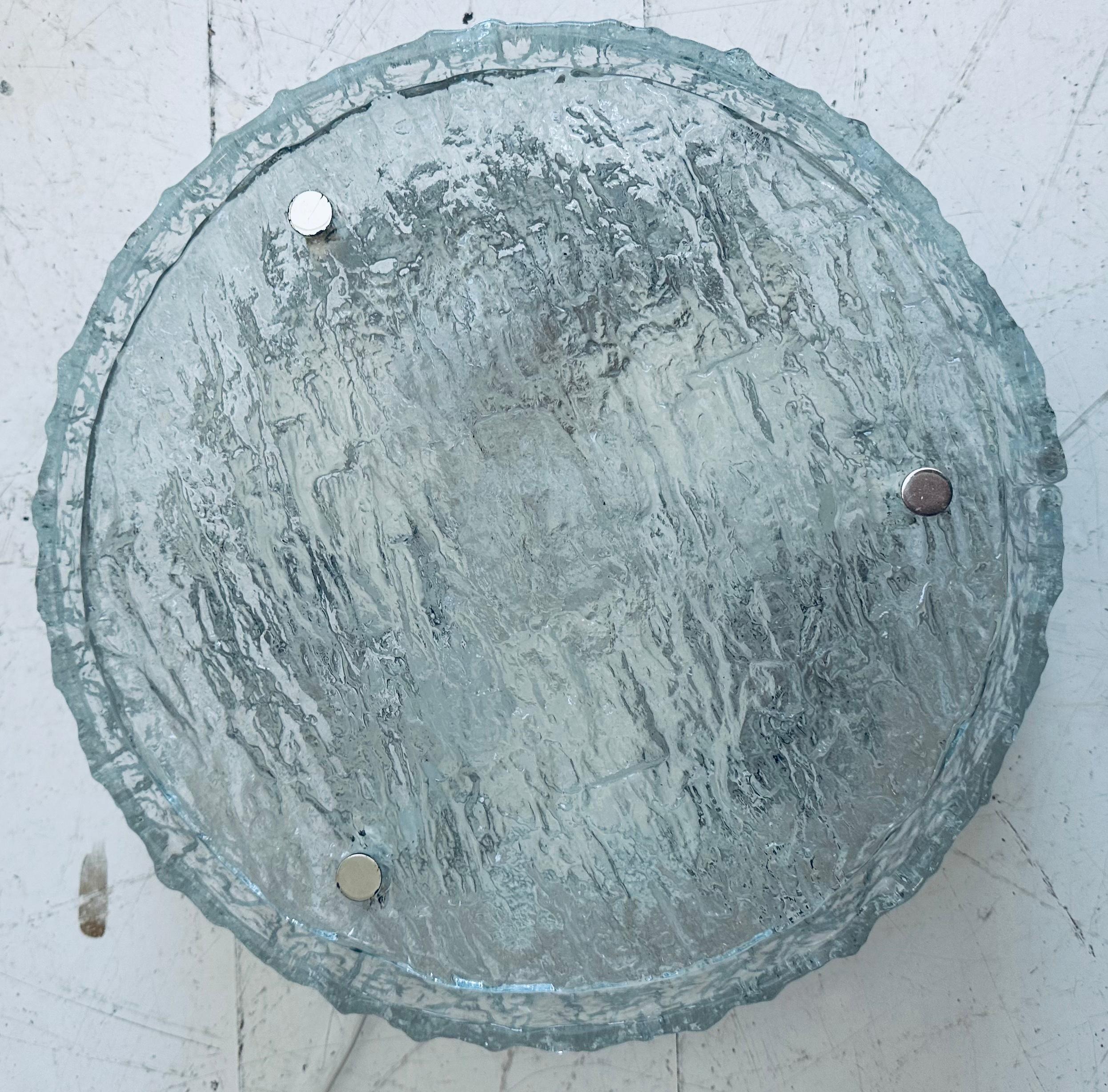 Kleine deutsche Kaiser Leuchten Textured Glass Flush Mount Ceiling Light aus den 1960er Jahren im Zustand „Gut“ im Angebot in London, GB