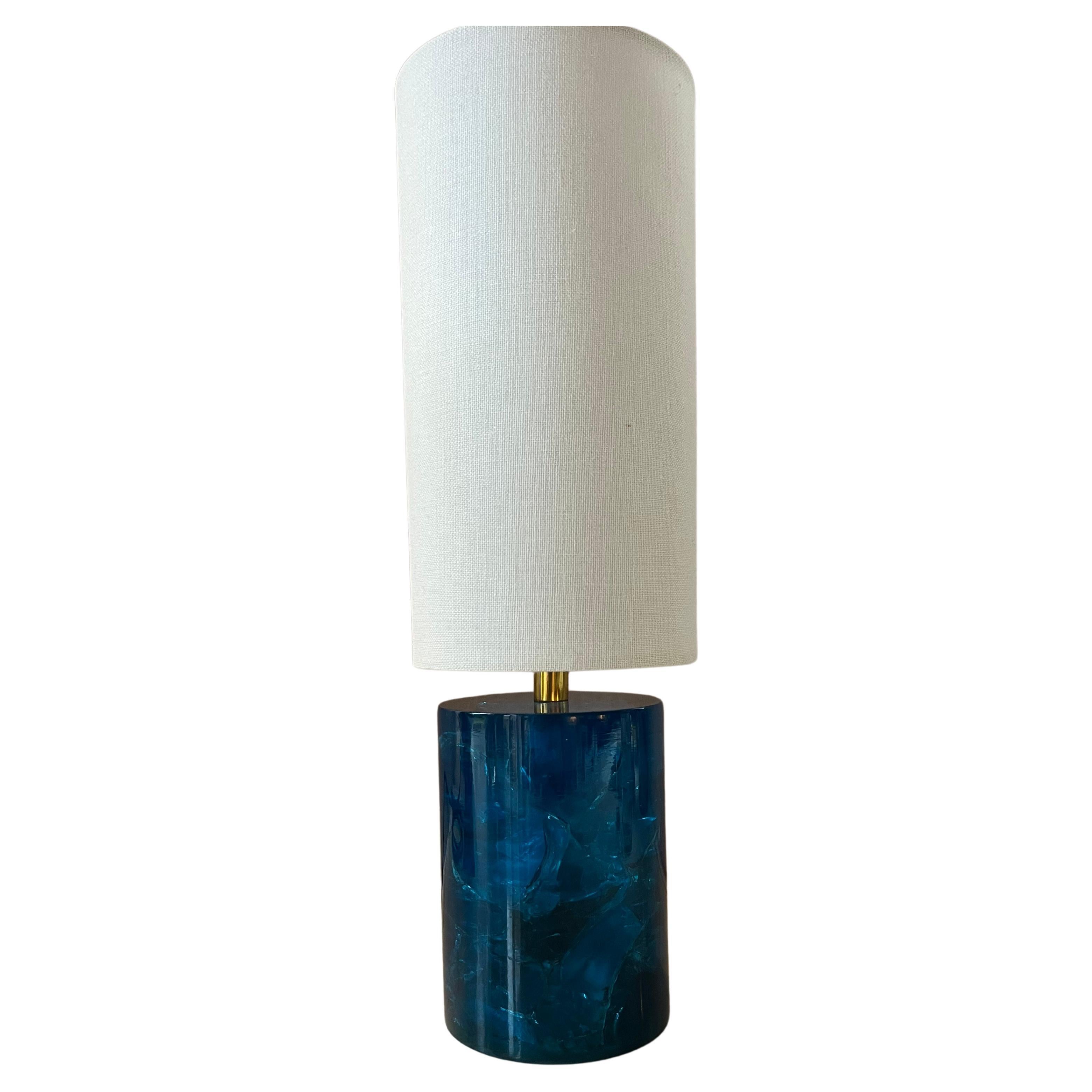 Petite lampe de table en résine des années 1960 en vente