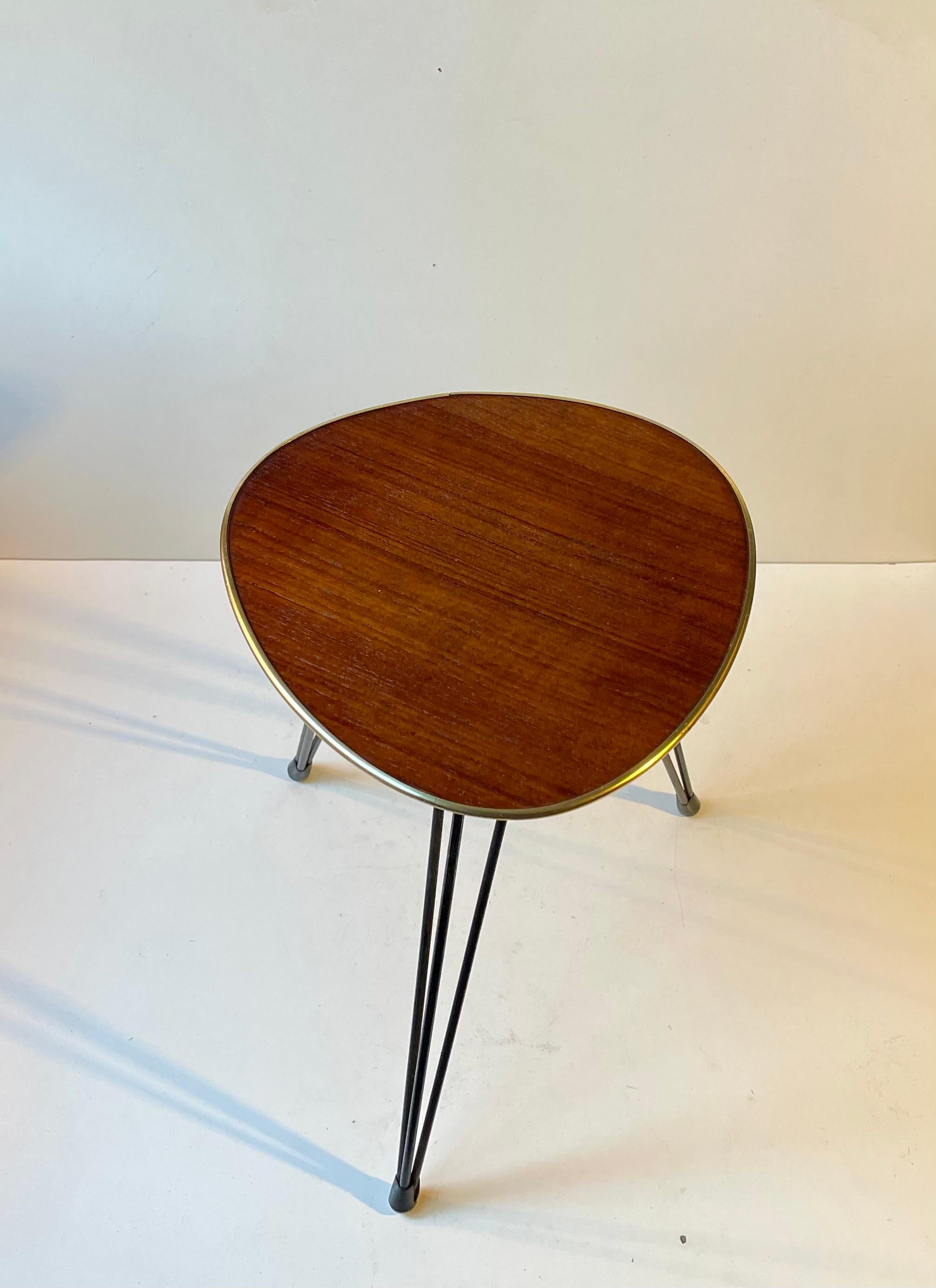 Mid-Century moderno Small 1960s Teak Plant or Side Table in Teak & Wire-Steel - Guitar Pick Shape in vendita
