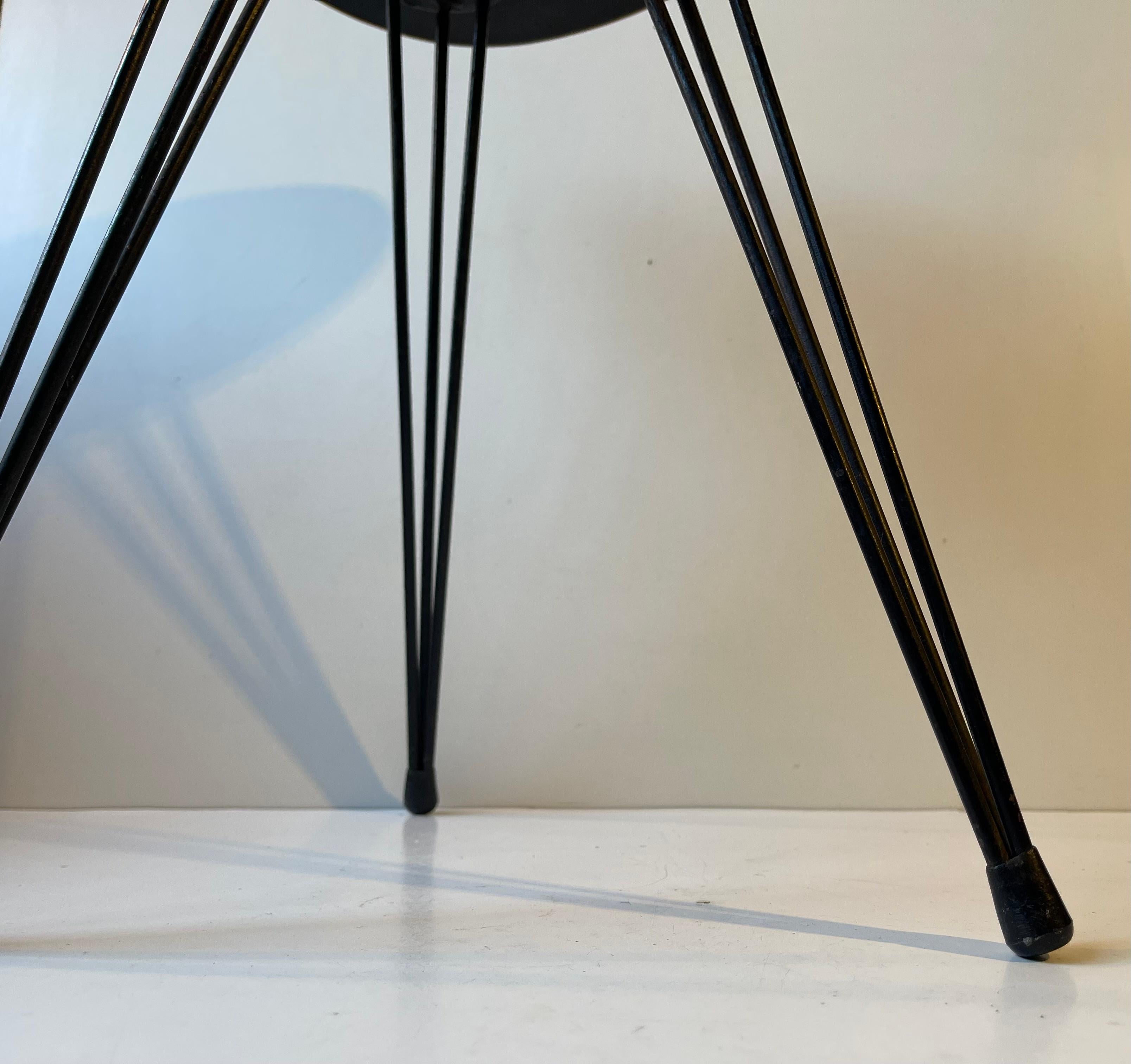 Small 1960s Teak Plant or Side Table in Teak & Wire-Steel - Guitar Pick Shape In condizioni buone in vendita a Esbjerg, DK