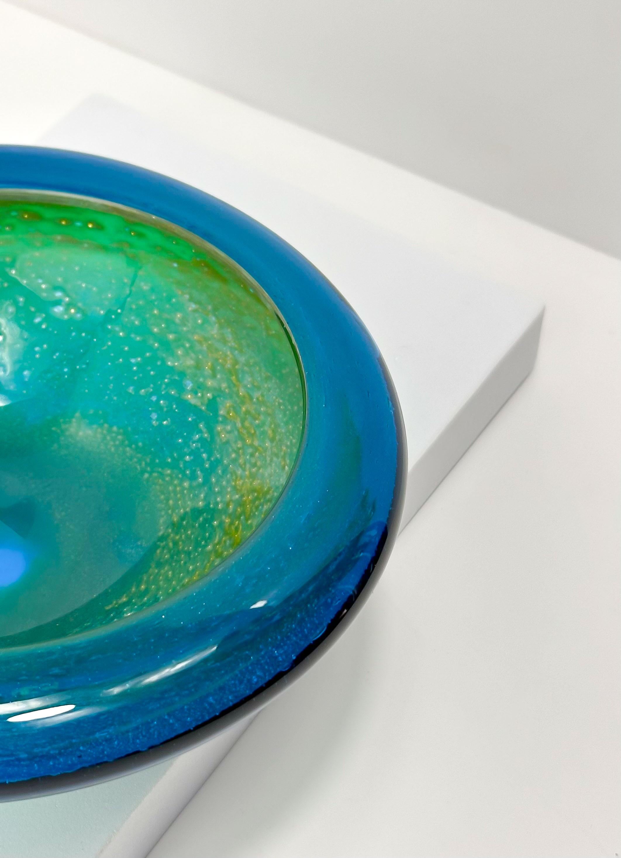 Kleine Schale aus azurblauem und grünem Mdina Glass aus den 1970er Jahren von Michael Harris (Moderne der Mitte des Jahrhunderts) im Angebot