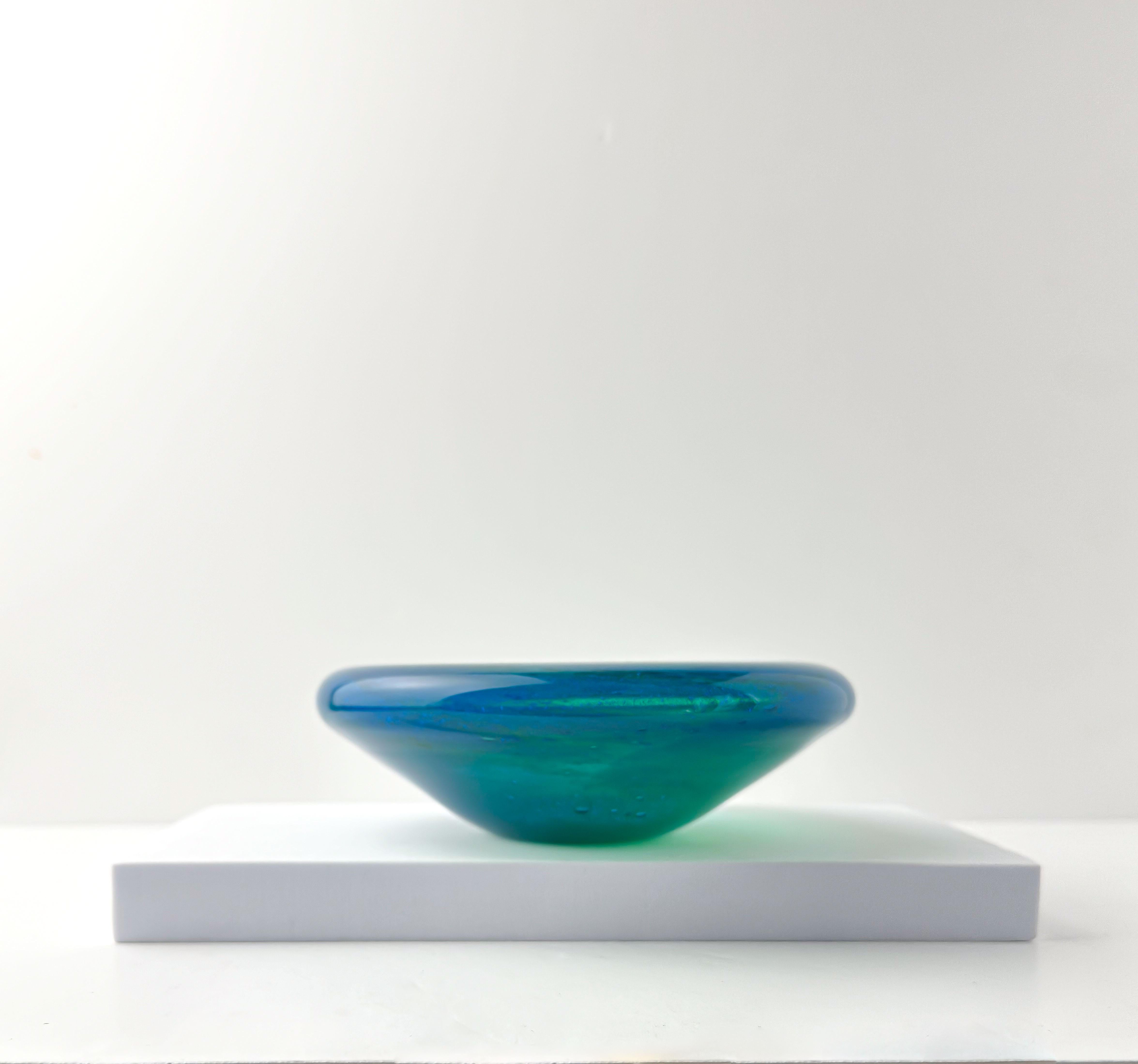 Kleine Schale aus azurblauem und grünem Mdina Glass aus den 1970er Jahren von Michael Harris (Handgefertigt) im Angebot