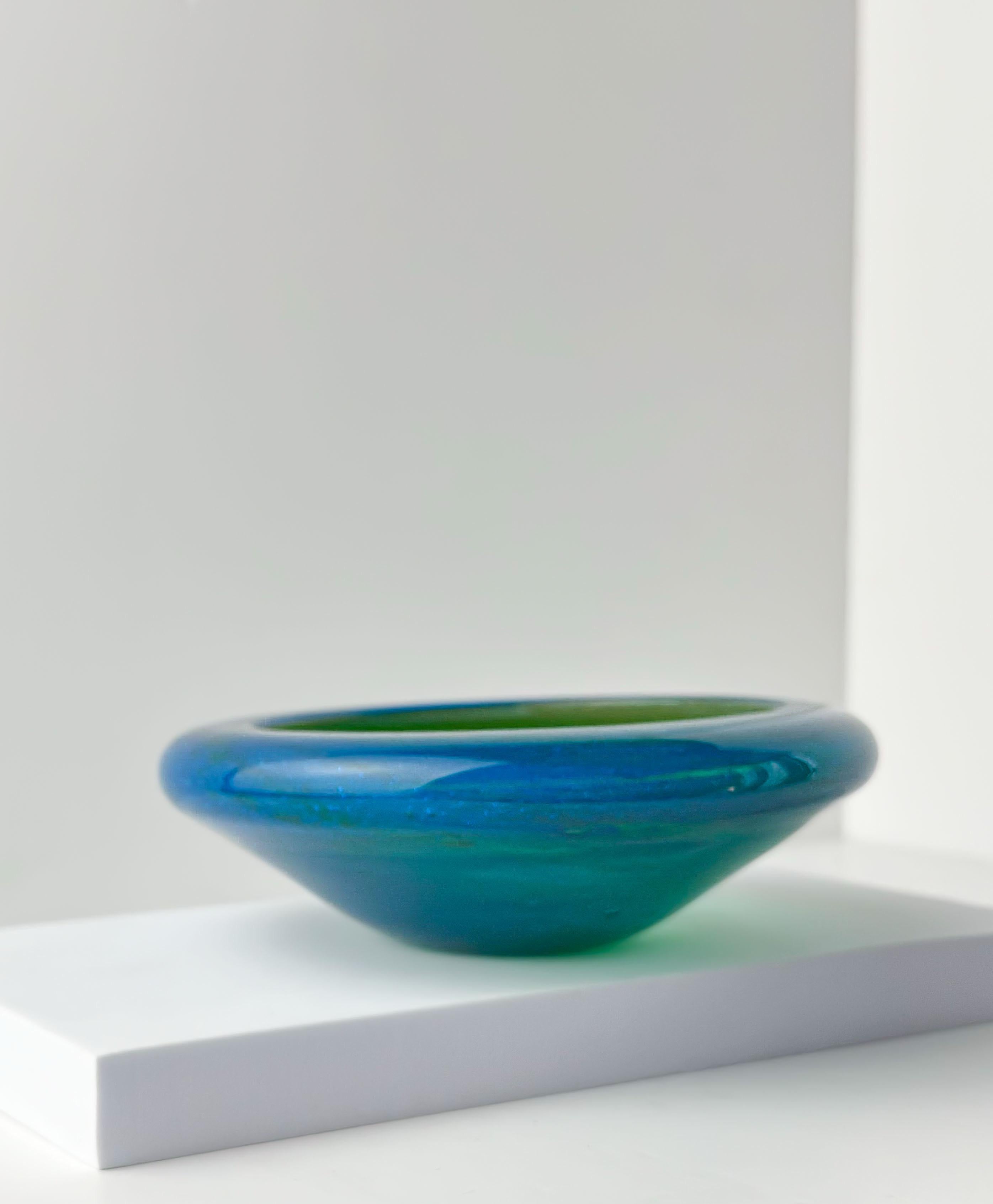 Kleine Schale aus azurblauem und grünem Mdina Glass aus den 1970er Jahren von Michael Harris im Zustand „Gut“ im Angebot in Glasgow, GB