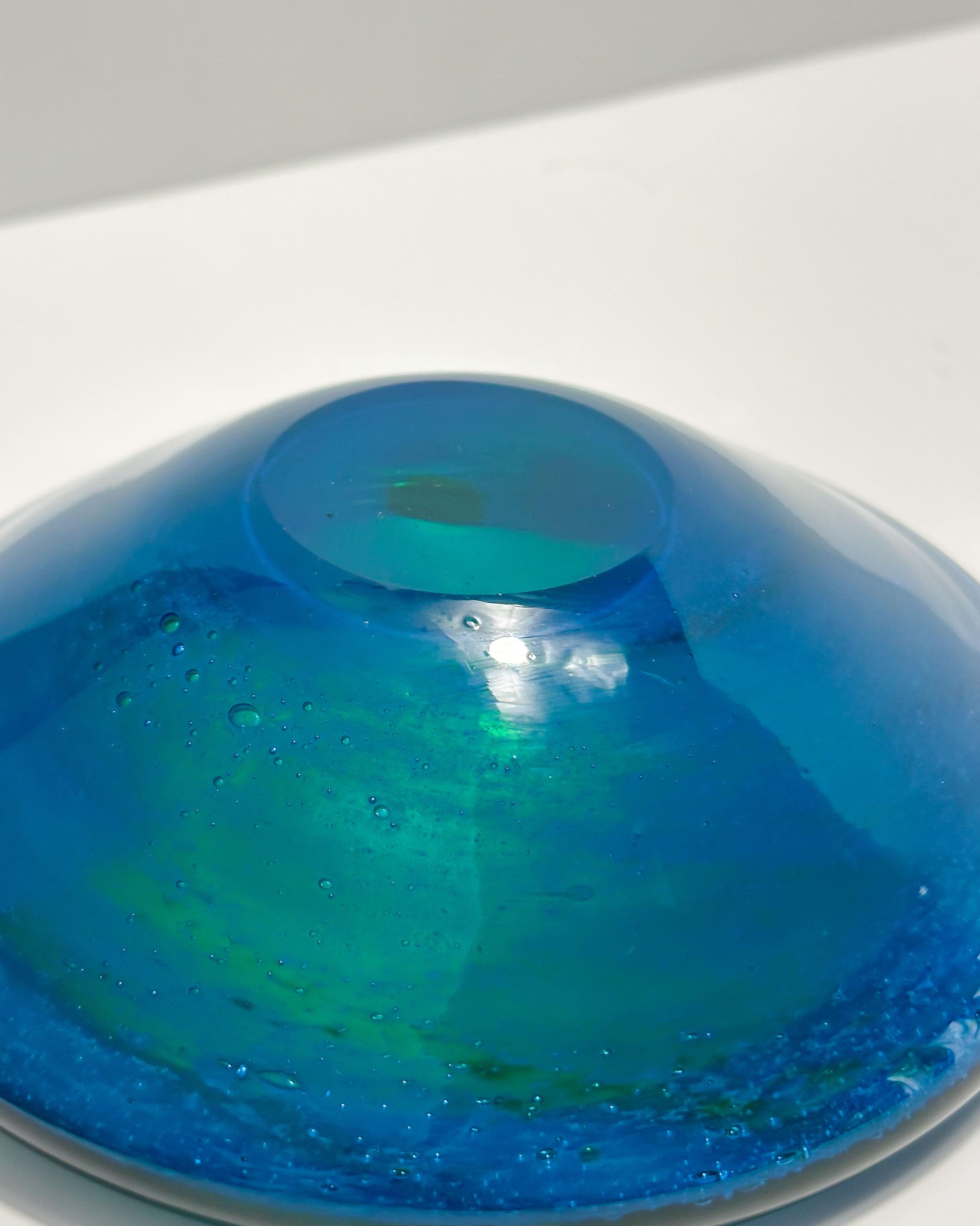 Kleine Schale aus azurblauem und grünem Mdina Glass aus den 1970er Jahren von Michael Harris (Ende des 20. Jahrhunderts) im Angebot