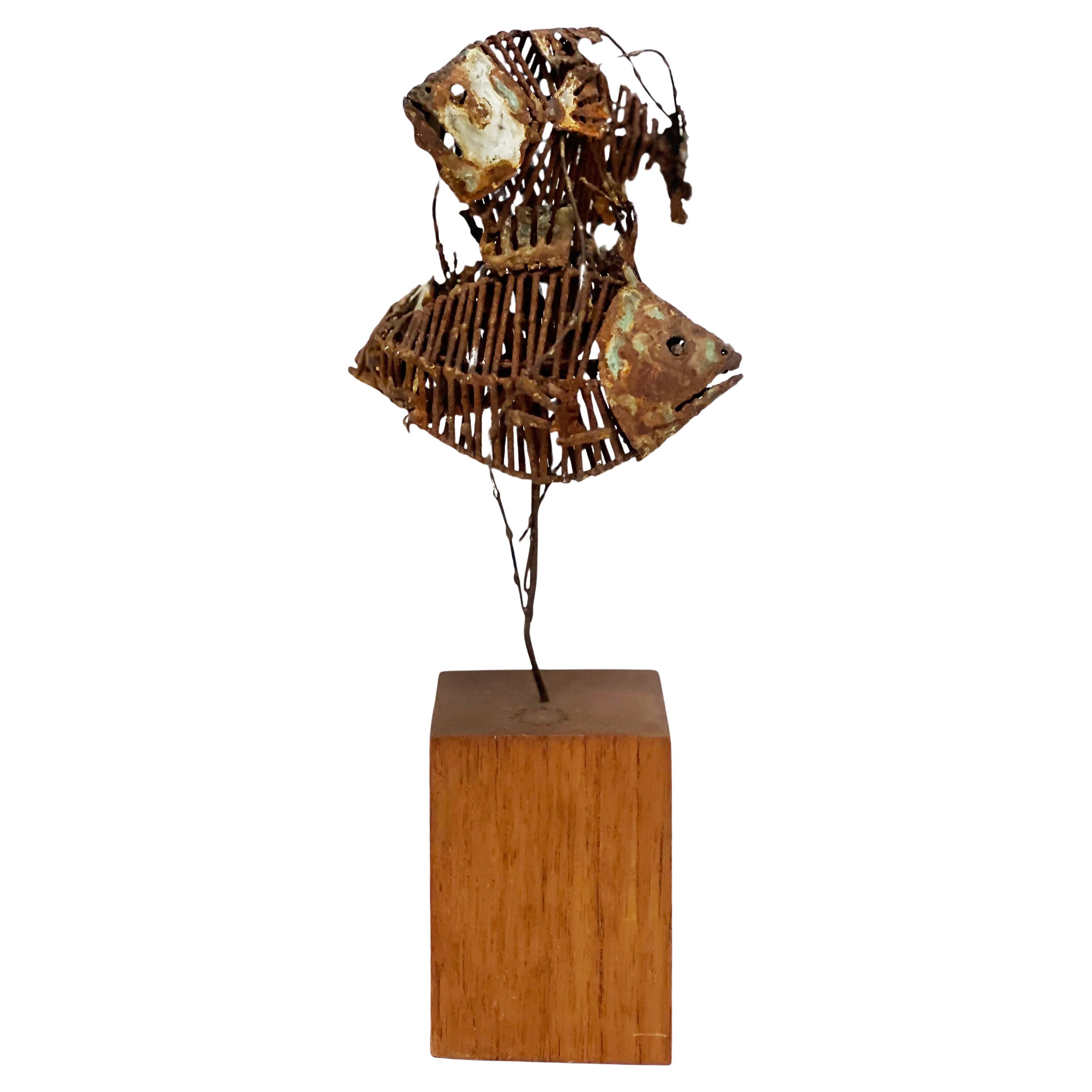 Petite sculpture de table brutaliste des années 1970 en arêtes de poisson sur une base en bois