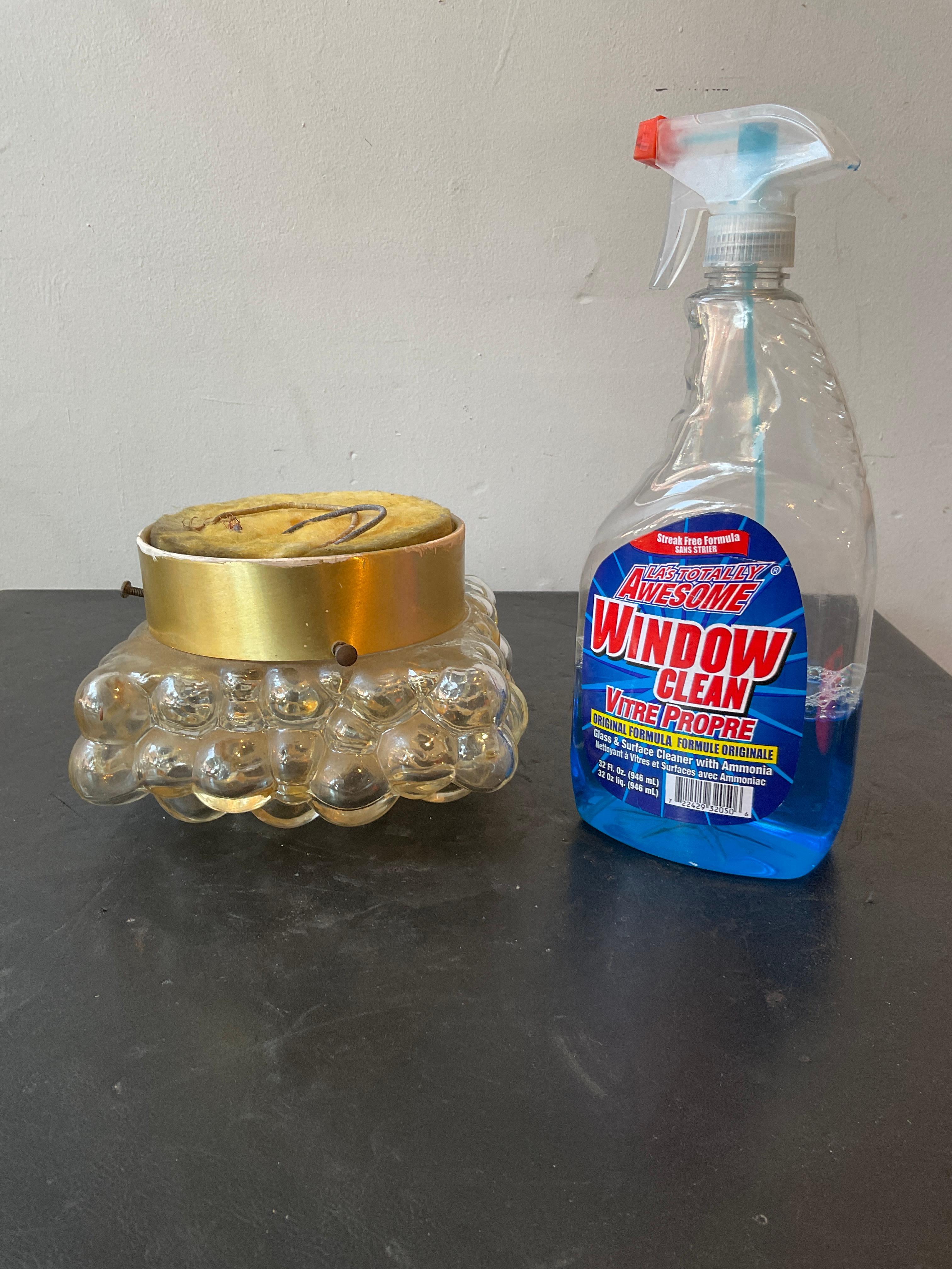 Plaque d'encastrement en laiton, verre bulle, des années 1970. Câblage d'origine, à refaire.
