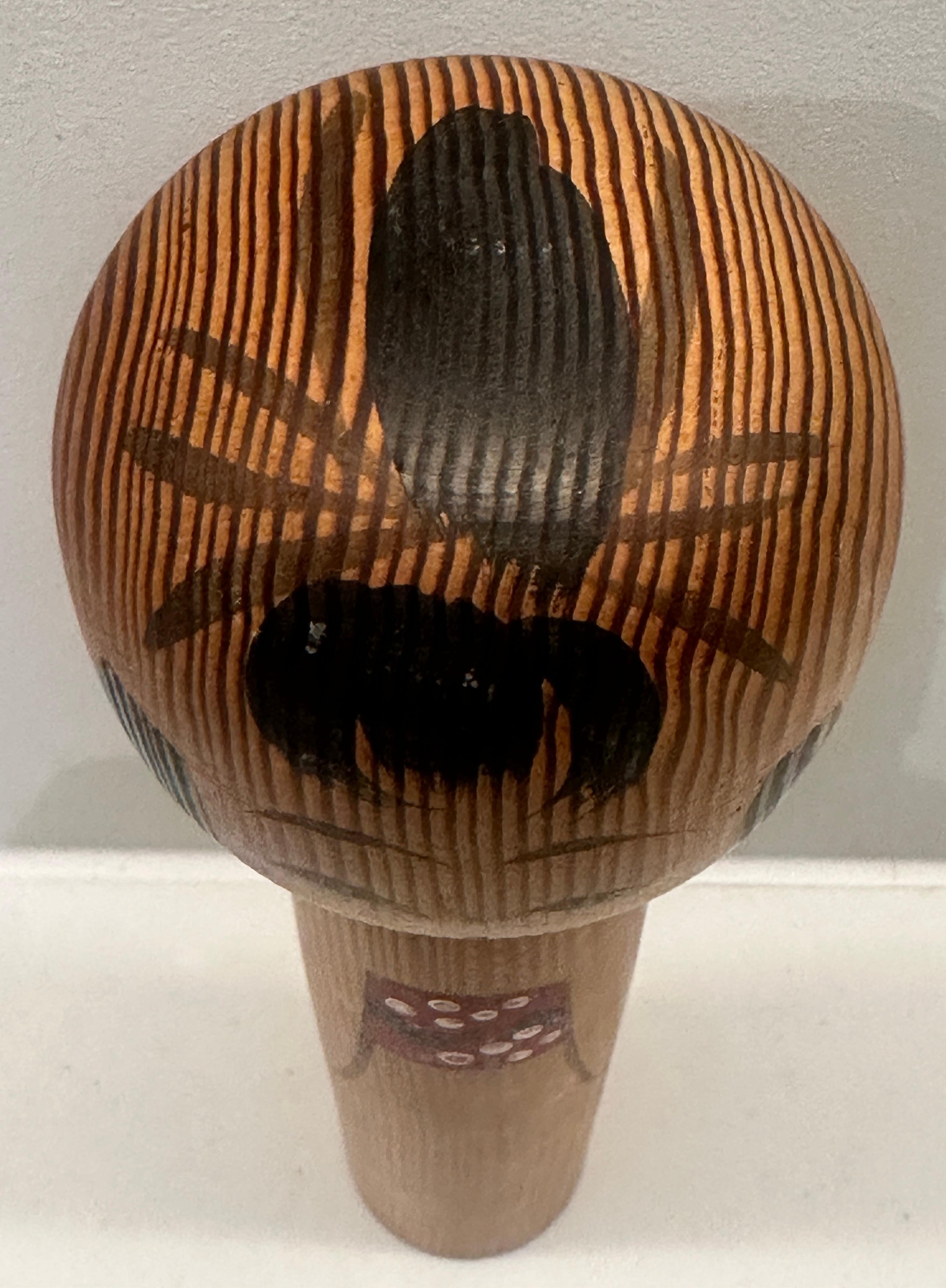 Sculpté à la main Petite poupée Kokeshi japonaise traditionnelle des années 1970 par Matogoro Kyomi