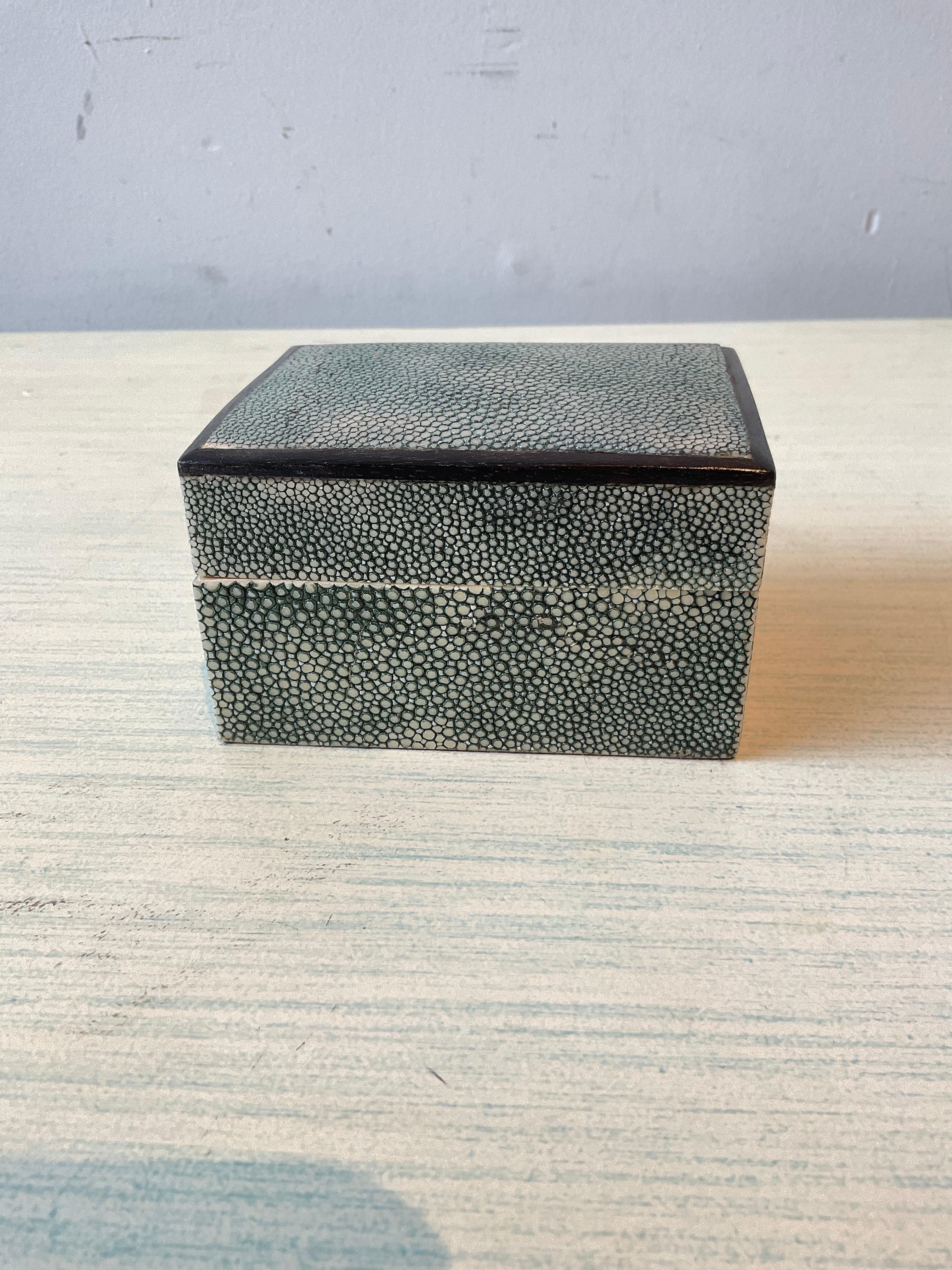 Kleine 1990er R & Y Augousti Shagreen Box (Ende des 20. Jahrhunderts) im Angebot