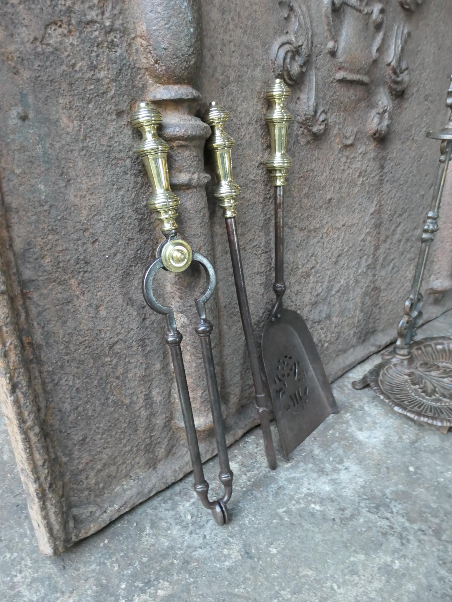 Small 19th C. English Victorian Fireplace Companion Set For Sale 4