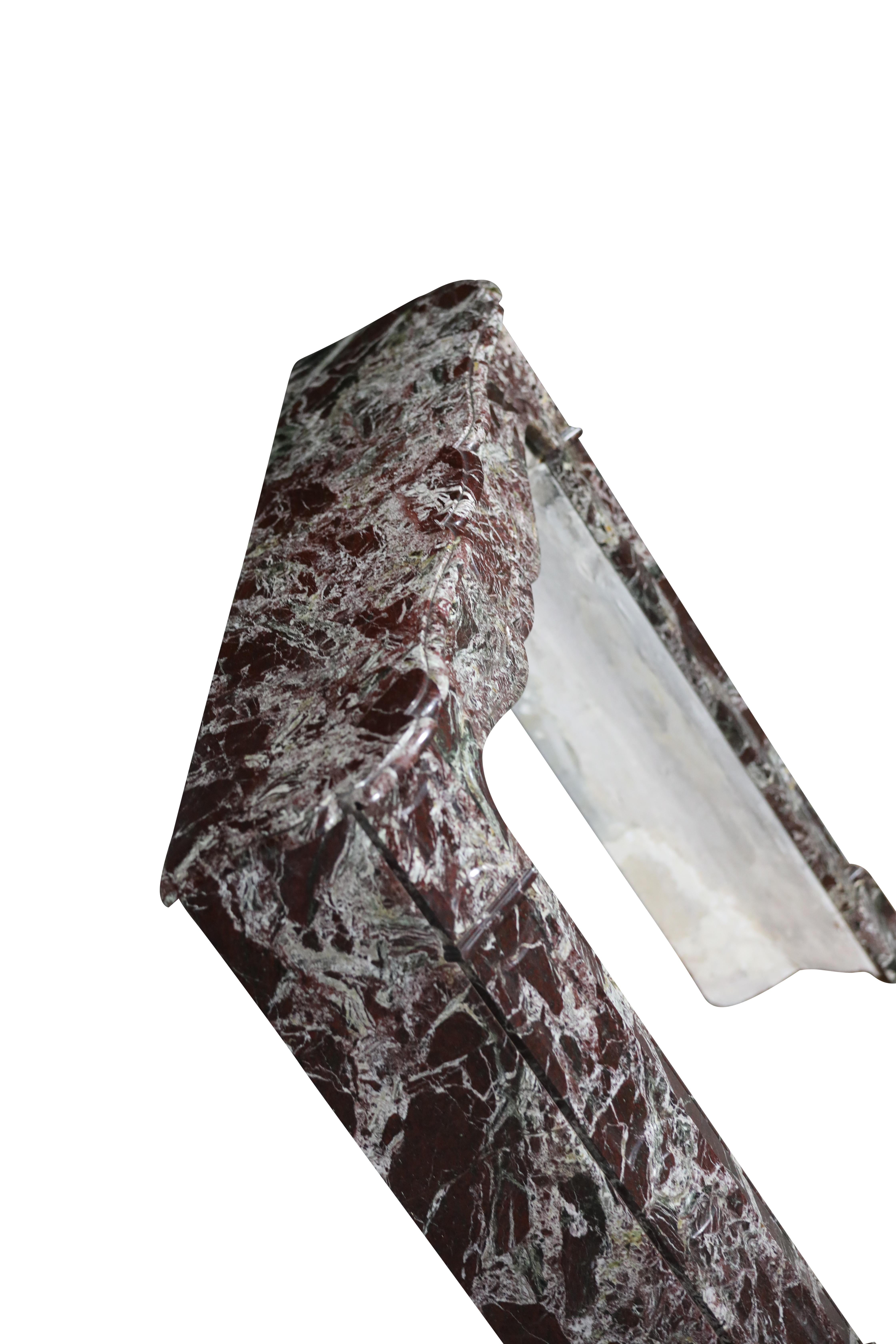 Kleine antike Marmor-Kaminumrandung aus dem 19. im Angebot 1
