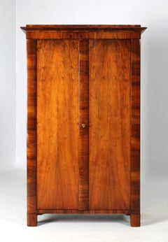 Kleiner österreichischer Kleiderschrank des 19. Jahrhunderts, Nussbaum, Biedermeier, um 1830