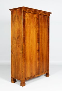 Kleiner Biedermeier Kleiderschrank, 19. Jahrhundert, Nussbaum, Österreich um 1830