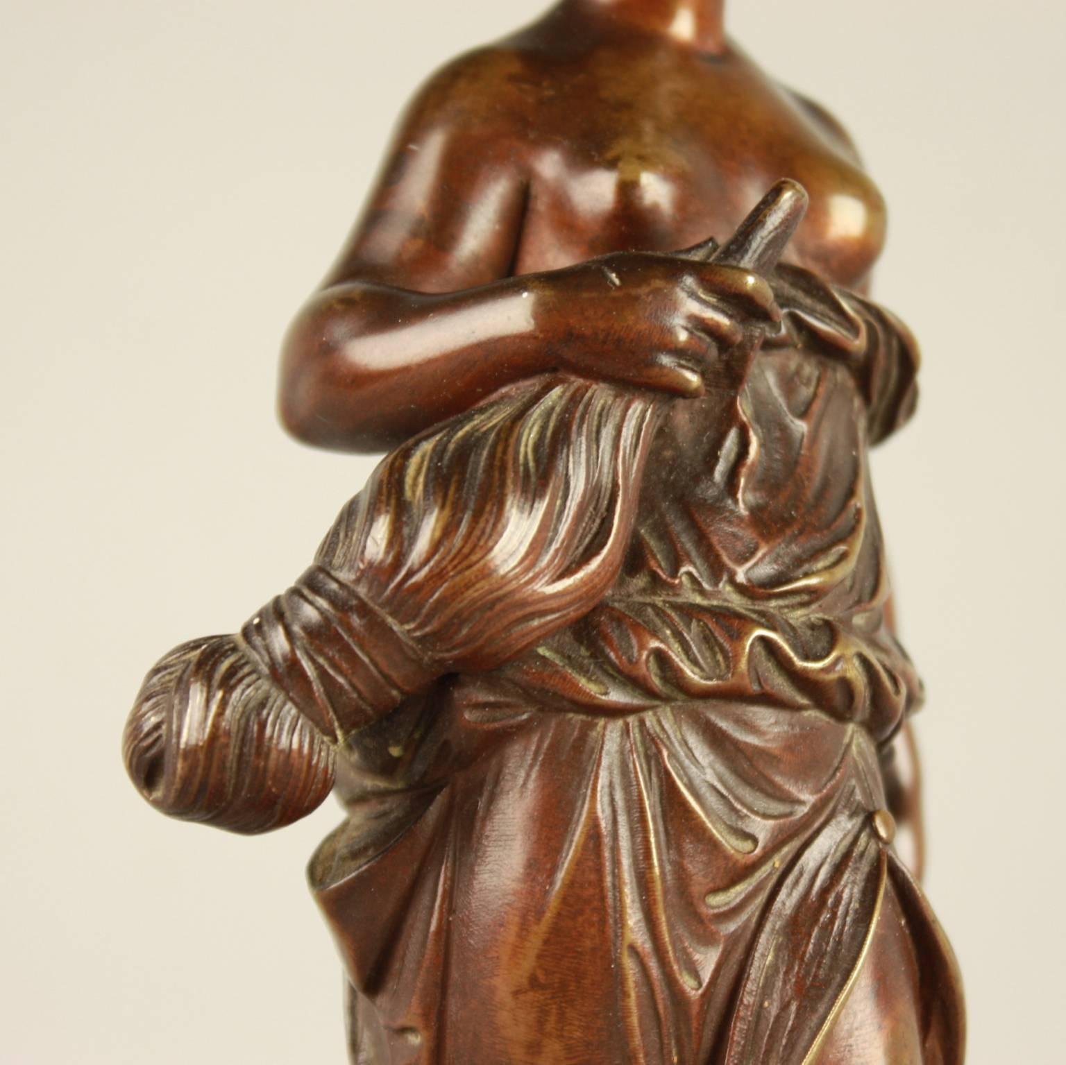 Piccola figura in bronzo del XIX secolo raffigurante l'Allegoria della Manifattura in vendita 3