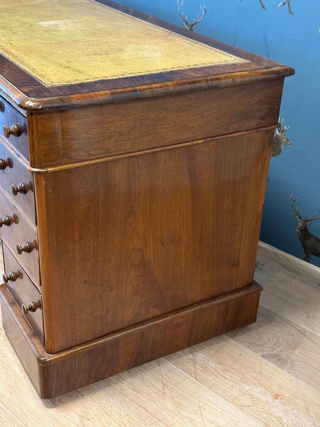 Small 19th Century Burl Walnut Desk In Good Condition For Sale In Eindhoven, NL