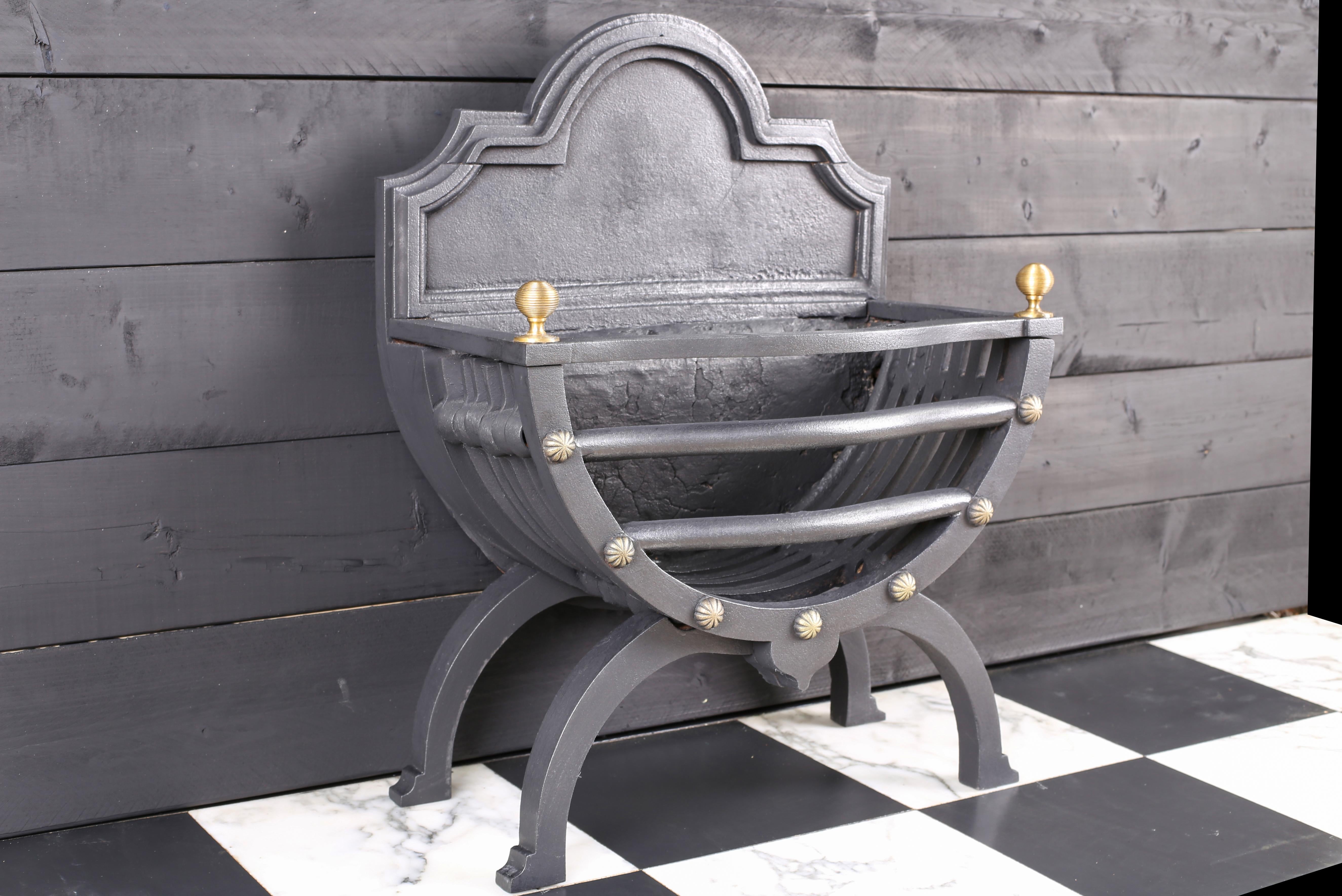 Piccolo cesto da fuoco in ghisa del XIX secolo, con elegante decorazione in ottone, inglese, 1890 circa.

Profondità: 11