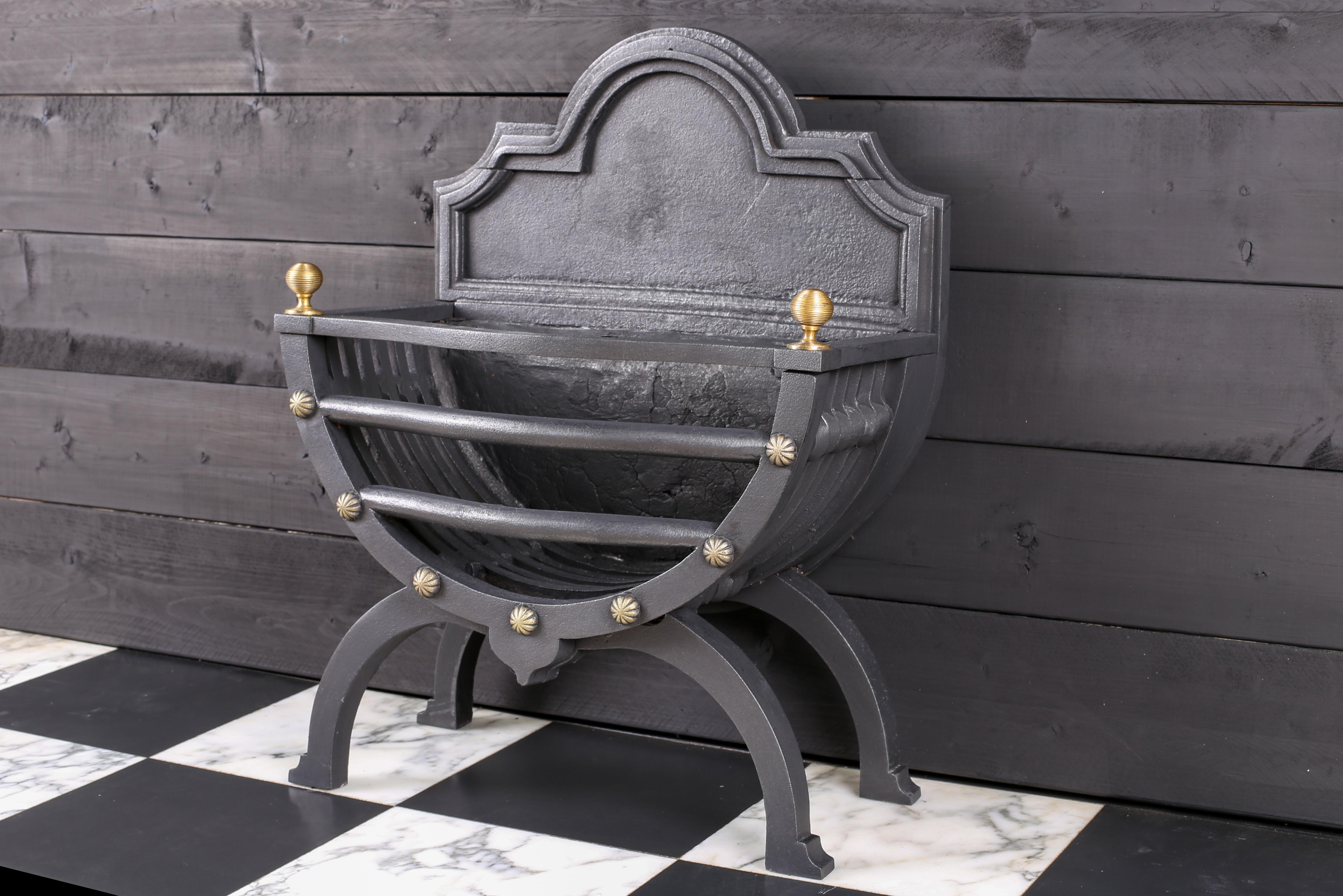 Tardo vittoriano Piccolo cesto da fuoco in ghisa del XIX secolo, elegante con decorazioni in ottone in vendita