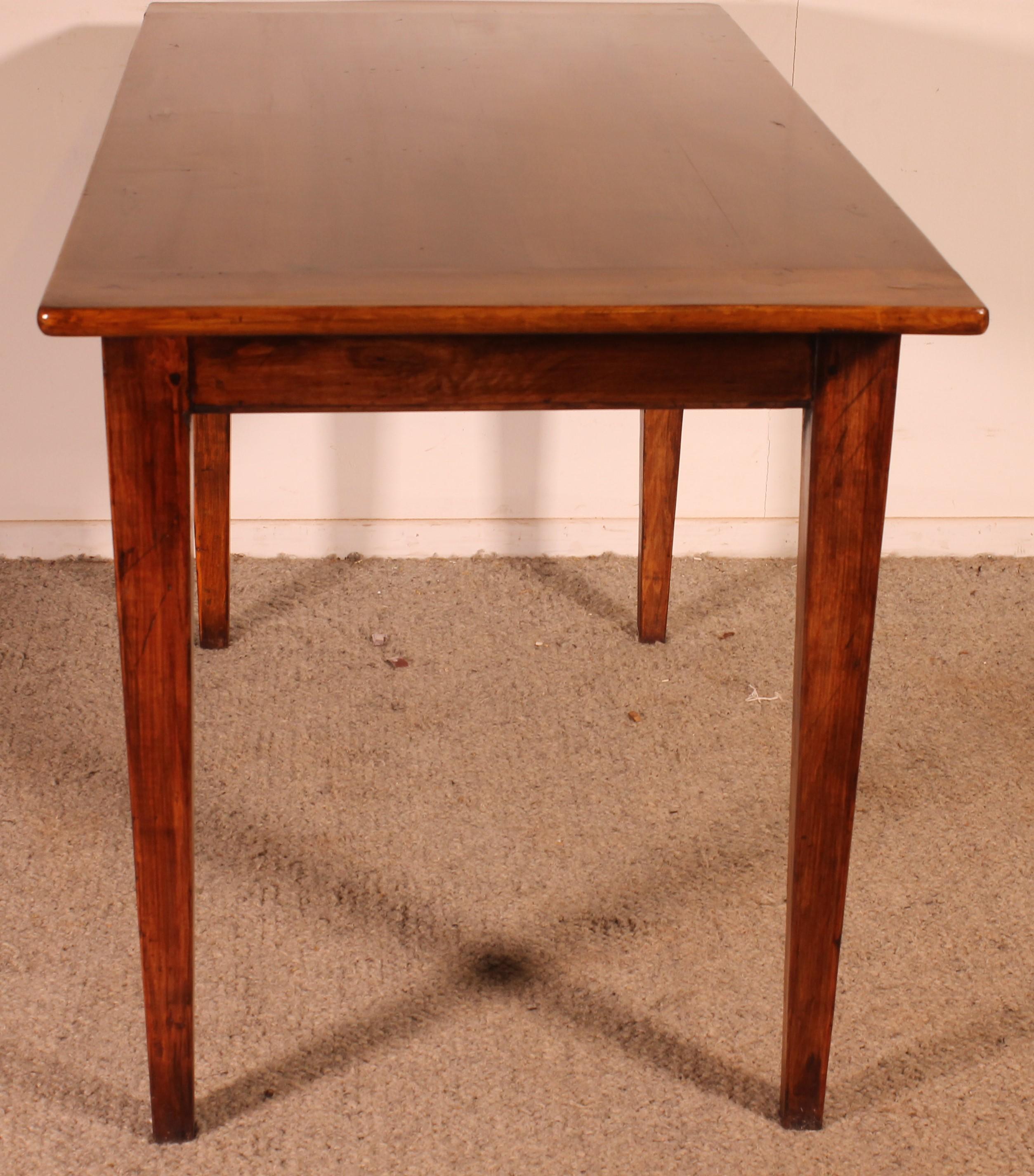 Kleiner Bauernhoftisch aus Kirsche Wood des 19. (19. Jahrhundert) im Angebot