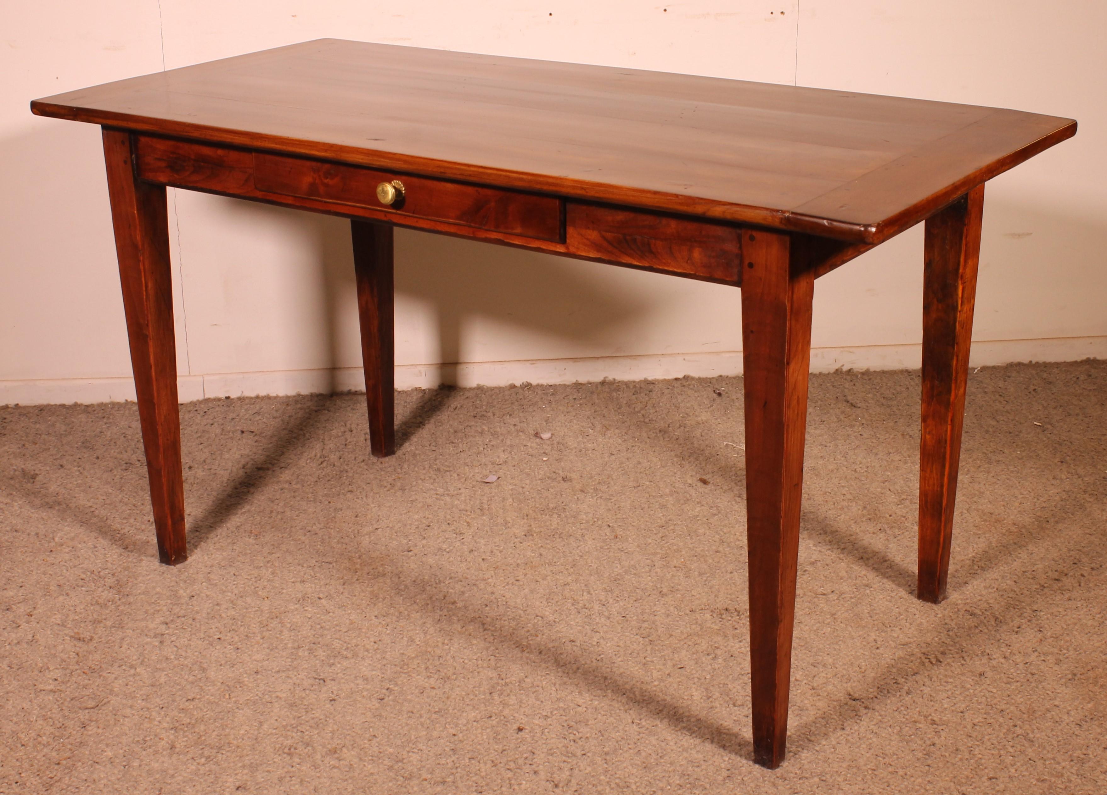 Kleiner Bauernhoftisch aus Kirsche Wood des 19. im Angebot 3
