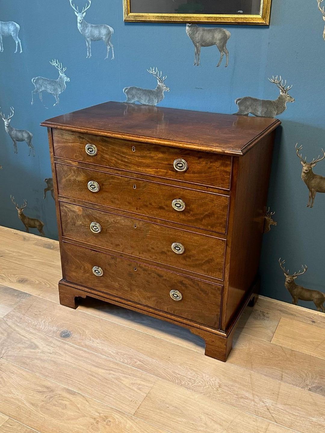 Beautiful small antique mahogany chest of drawers with 4 drawers in perfect condition. The chest of drawers has a beautiful aged patina.
Origin: England
Period: Approx. 1840
Size: 76cm x 45cm x h.84cm