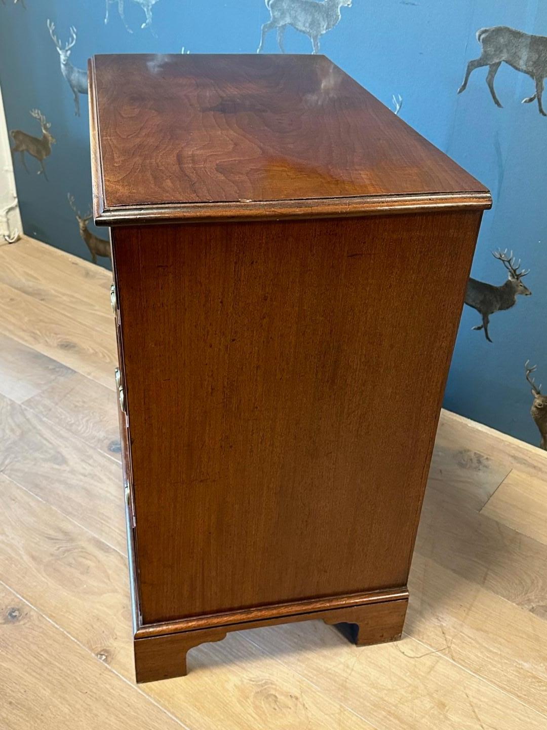 Mid-19th Century Small 19th Century chest of drawers For Sale